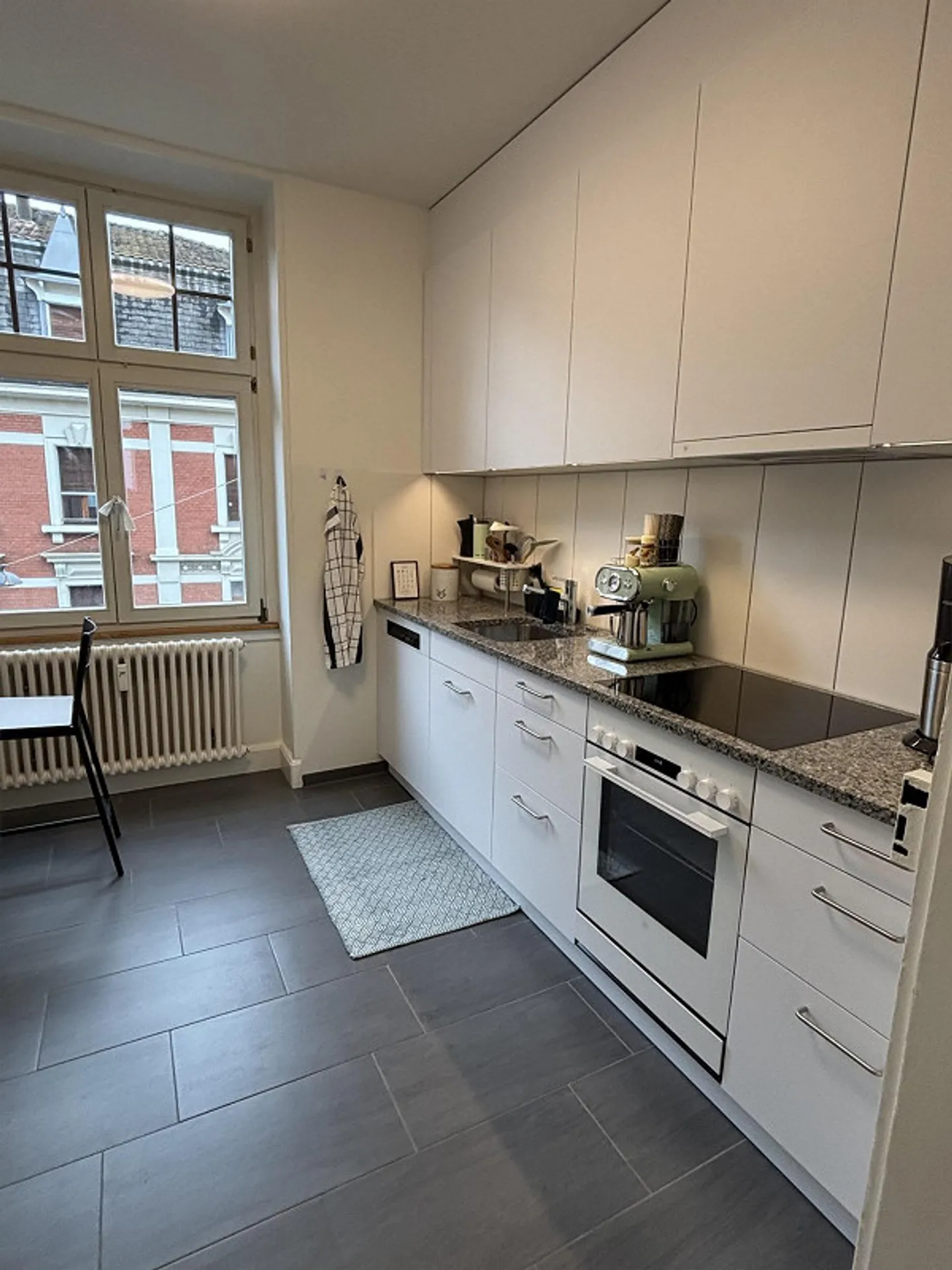 Furnished, charming 3-room apartment in an excellent location - Photo 5 of 13