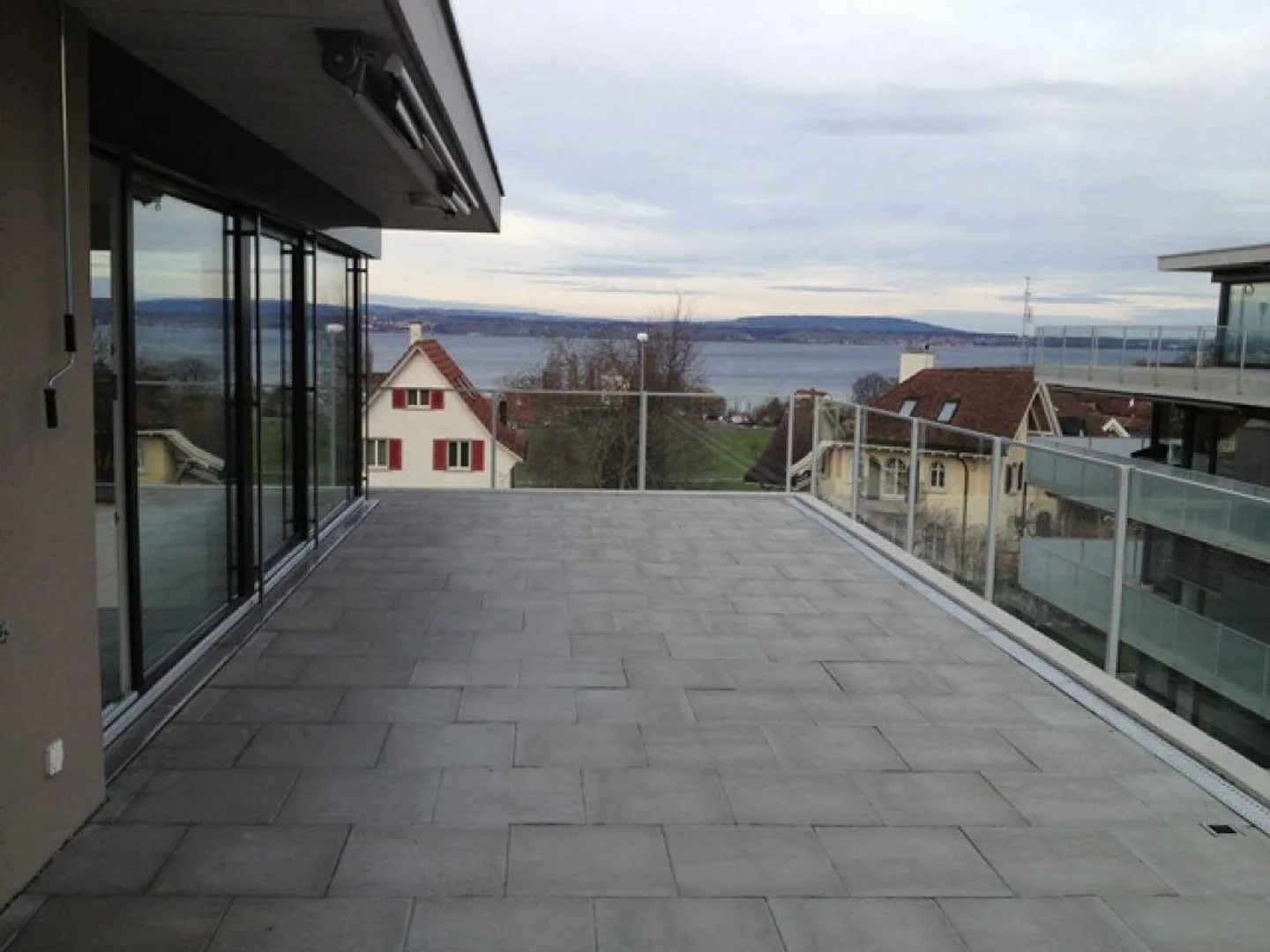 Exklusive, sonnige Attikawohnung mit umlaufender Terrasse und Seesicht - Foto 1 von 12