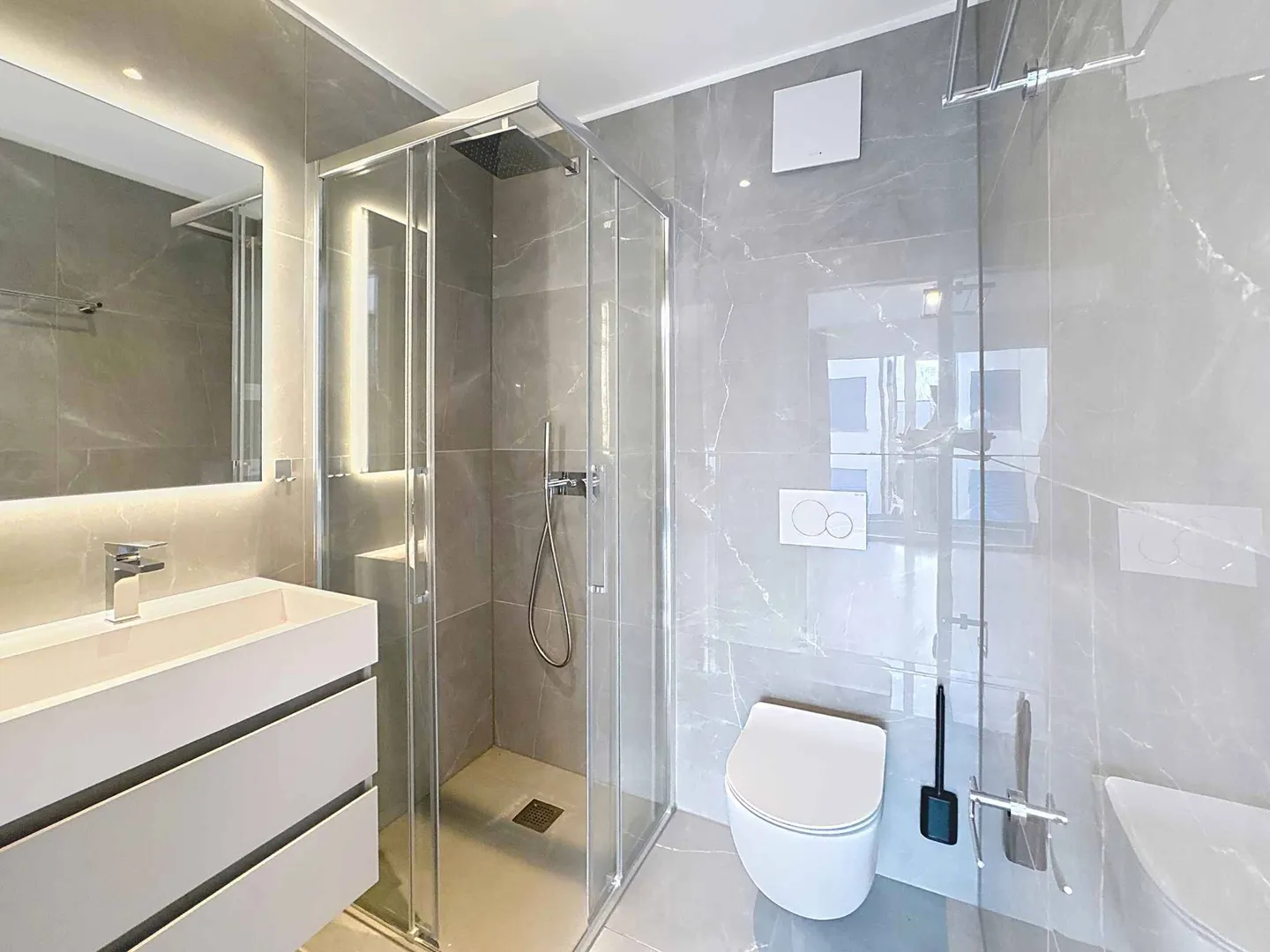 Appartement quatre pièces avec vue sur la montagne et beaucoup de lumière - Photo 11 sur 13