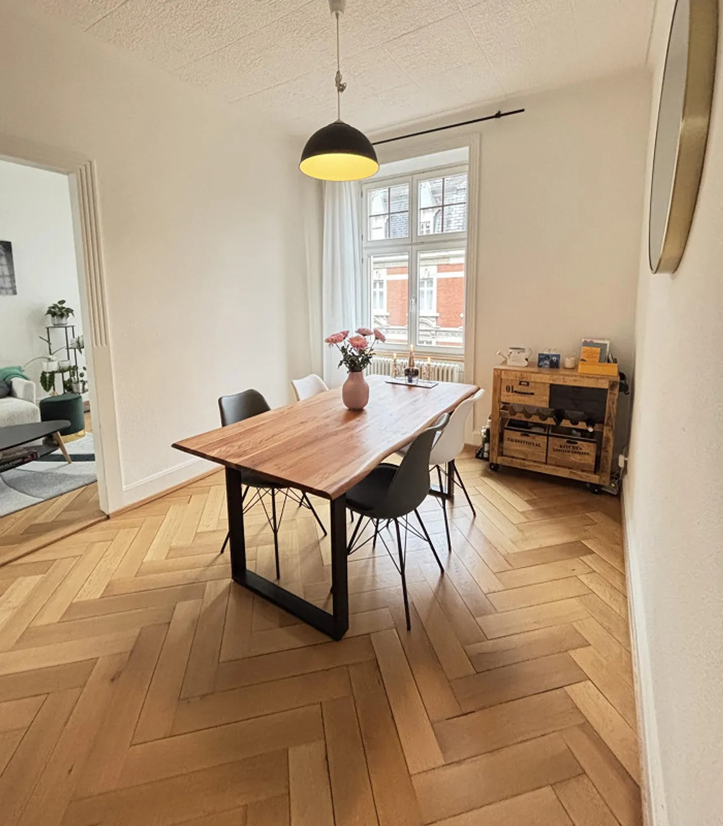 Furnished, charming 3-room apartment in an excellent location - Photo 4 of 13