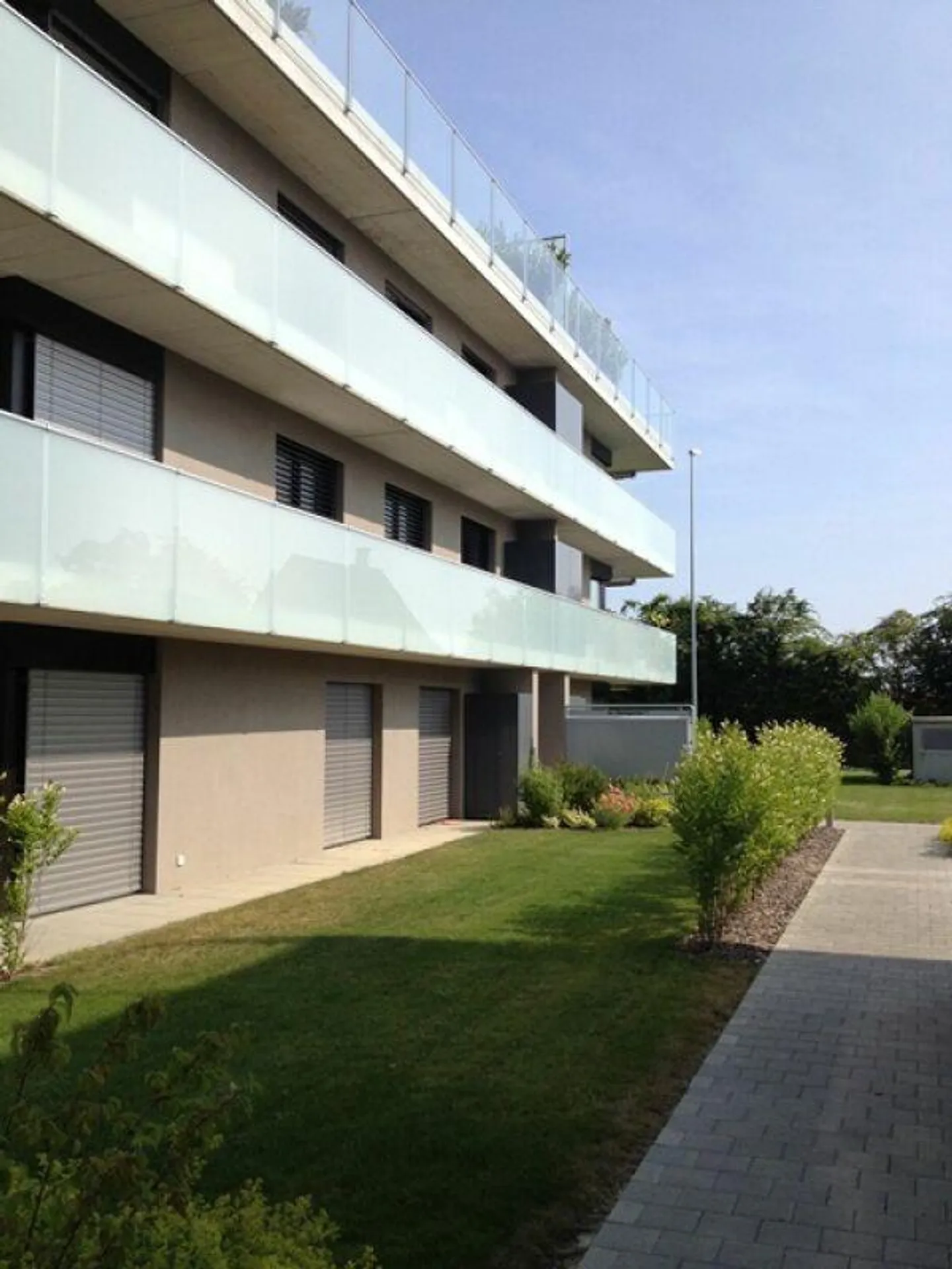 Exklusive, sonnige Attikawohnung mit umlaufender Terrasse und Seesicht - Foto 3 von 12