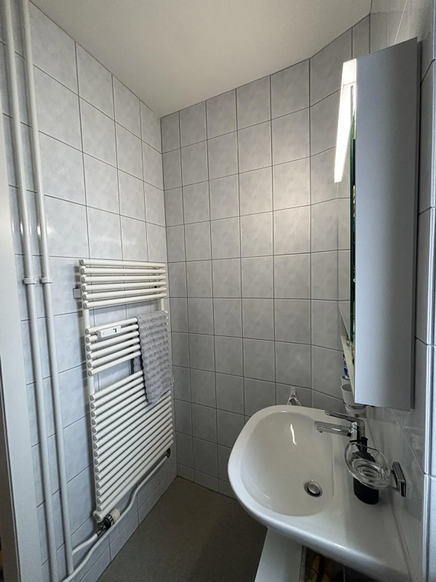 Furnished, charming 3-room apartment in an excellent location - Photo 9 of 13