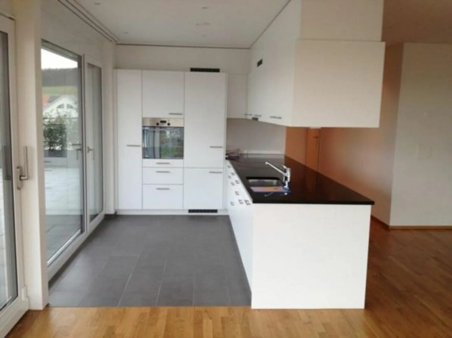 Exklusive, sonnige Attikawohnung mit umlaufender Terrasse und Seesicht - Foto 7 von 12