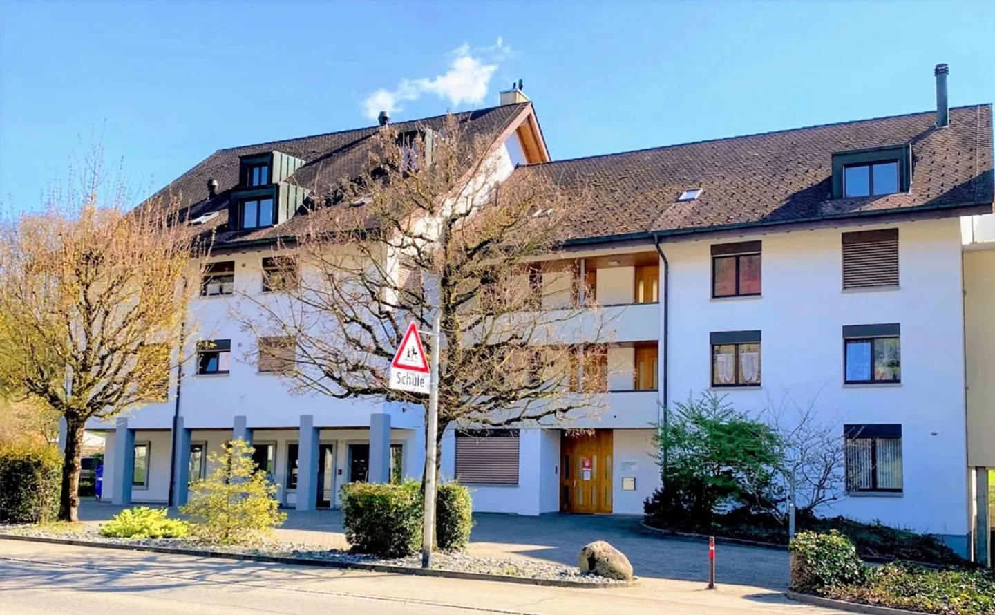 Grande appartement de 2,5 pièces avec vue, près de la gare, Volg, médecin, école - Photo 1 sur 13