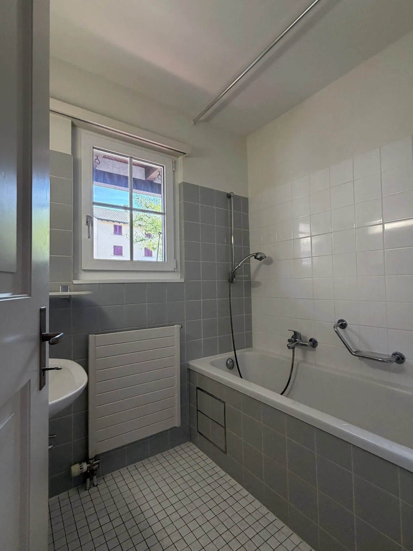 Elegante Erdgeschosswohnung in Schönenbuch - Foto 2 von 3