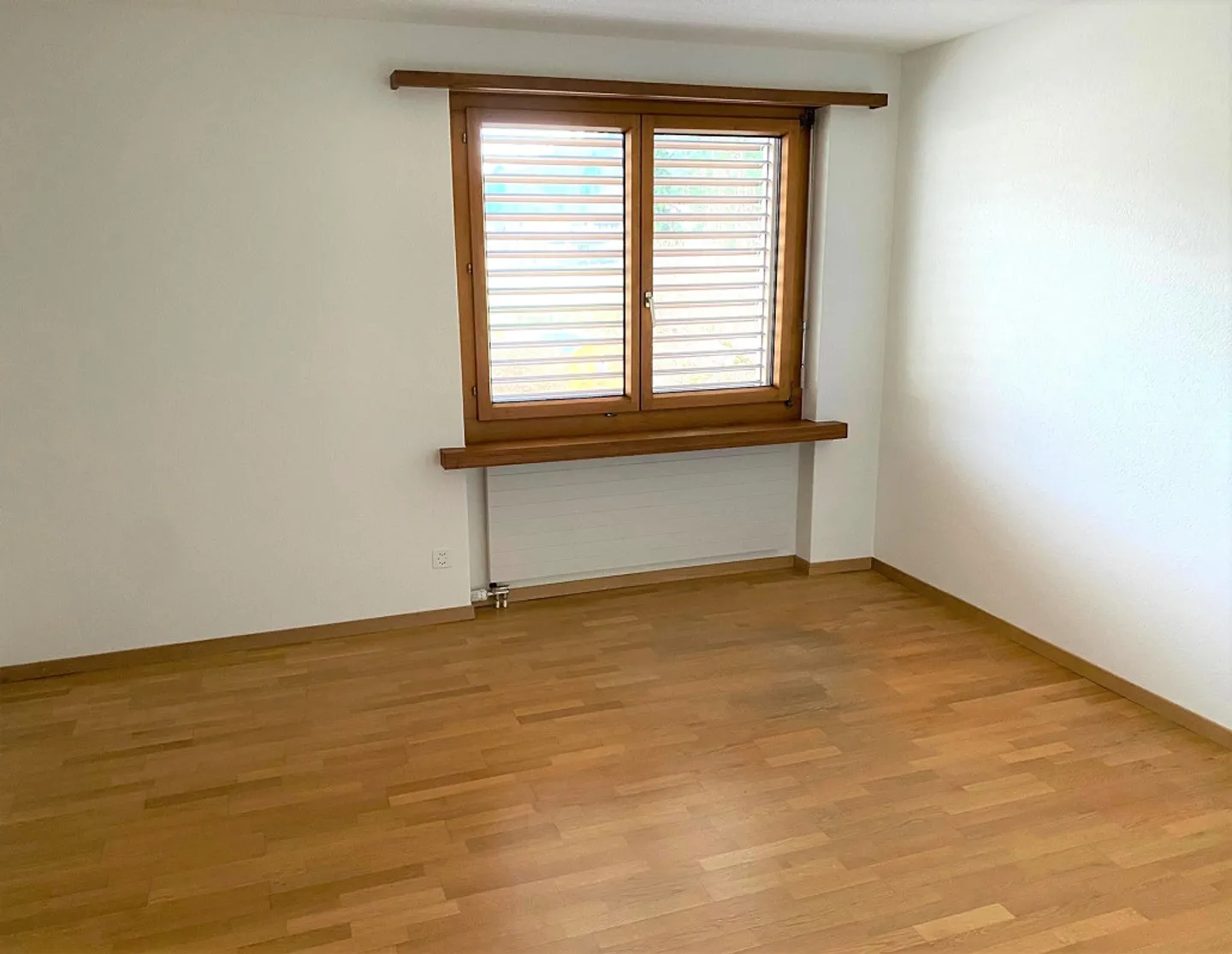 Grande appartement de 2,5 pièces avec vue, près de la gare, Volg, médecin, école - Photo 5 sur 13