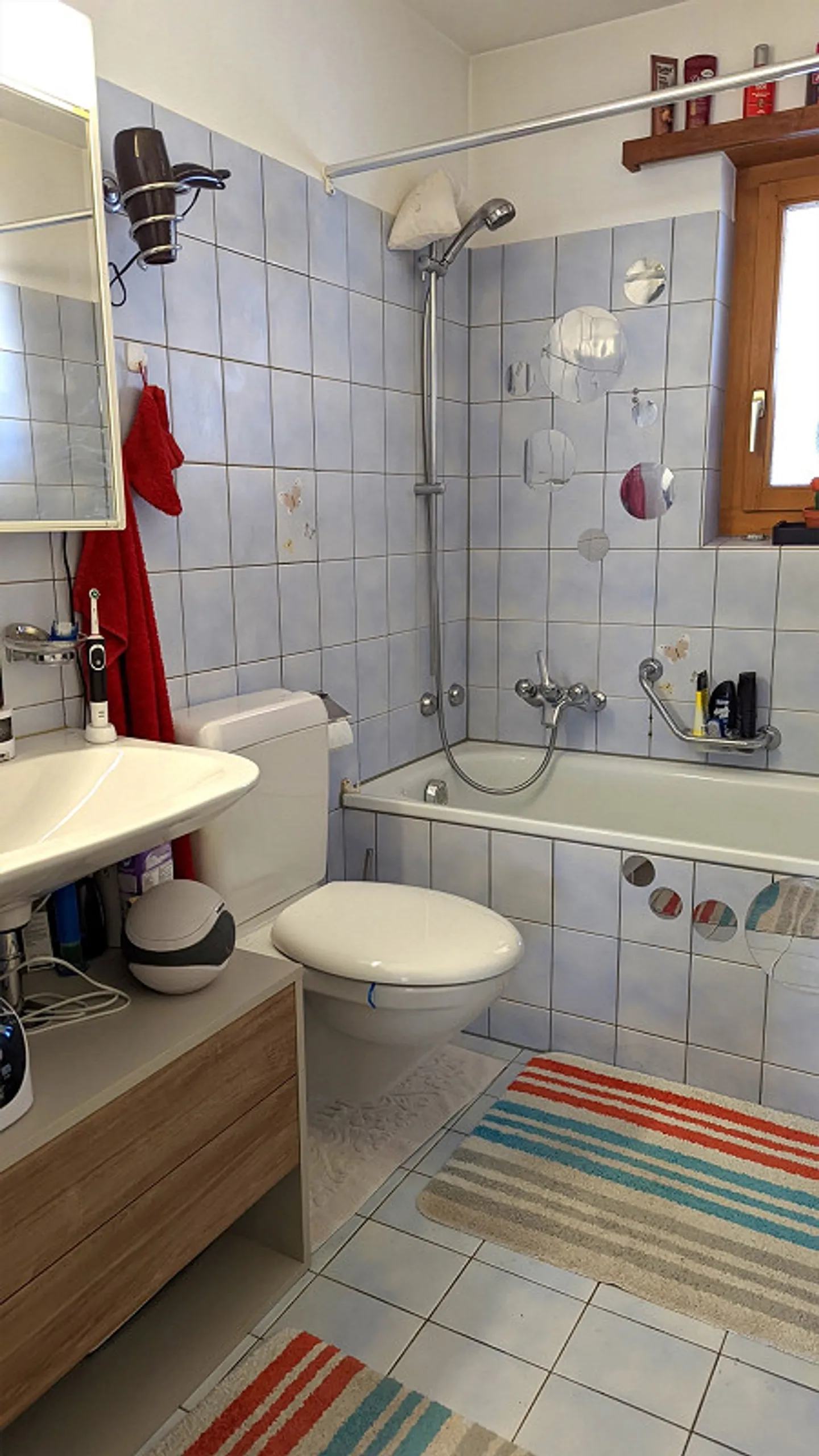 Grande appartement de 2,5 pièces avec vue, près de la gare, Volg, médecin, école - Photo 6 sur 13