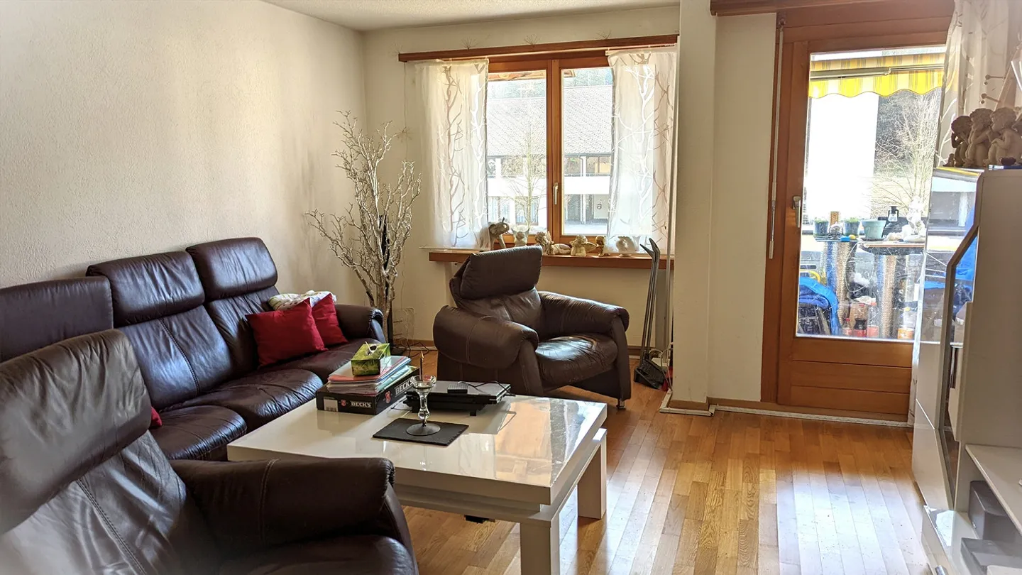 Grande appartement de 2,5 pièces avec vue, près de la gare, Volg, médecin, école - Photo 4 sur 13