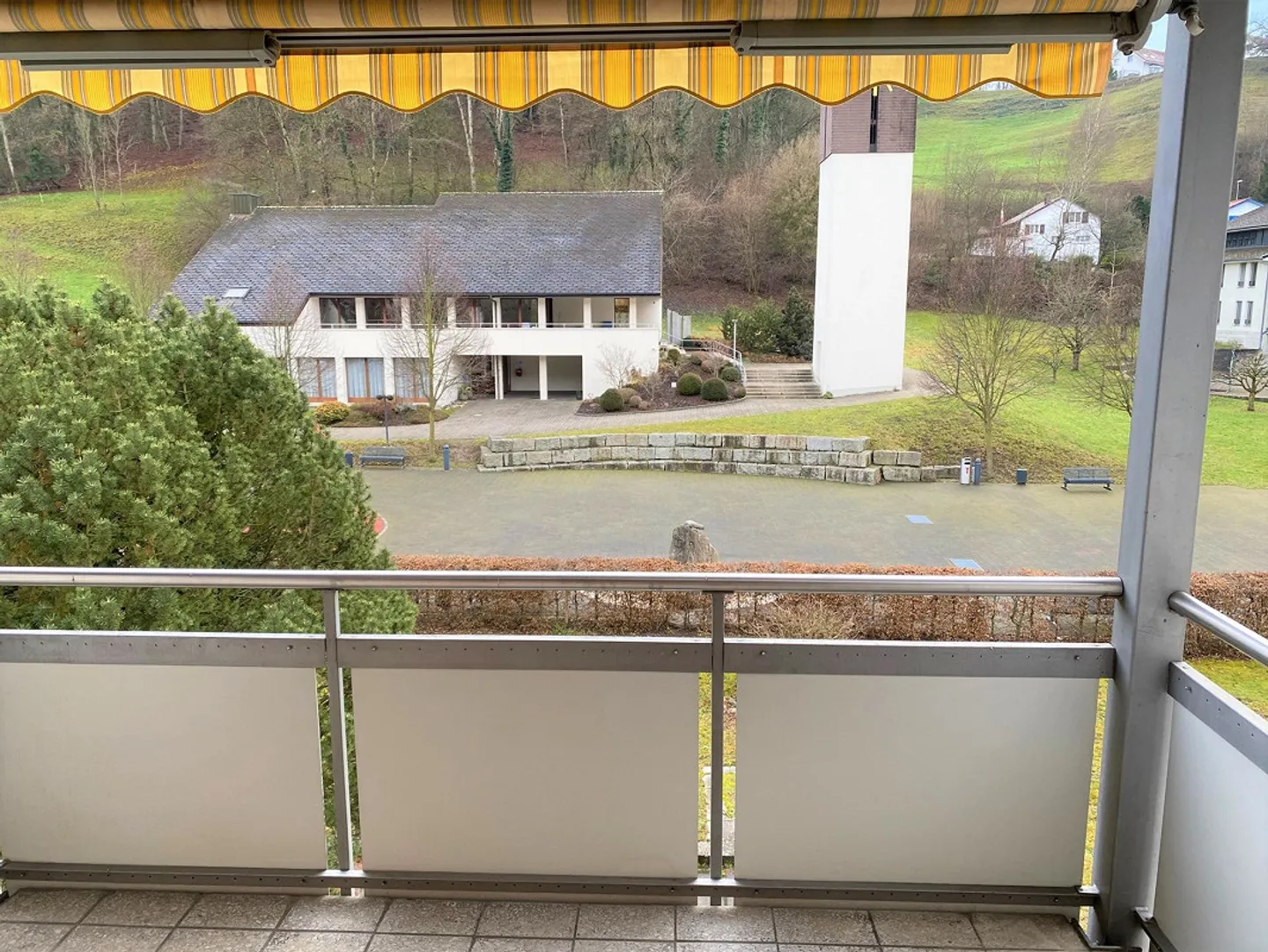 Grande appartement de 2,5 pièces avec vue, près de la gare, Volg, médecin, école - Photo 7 sur 13