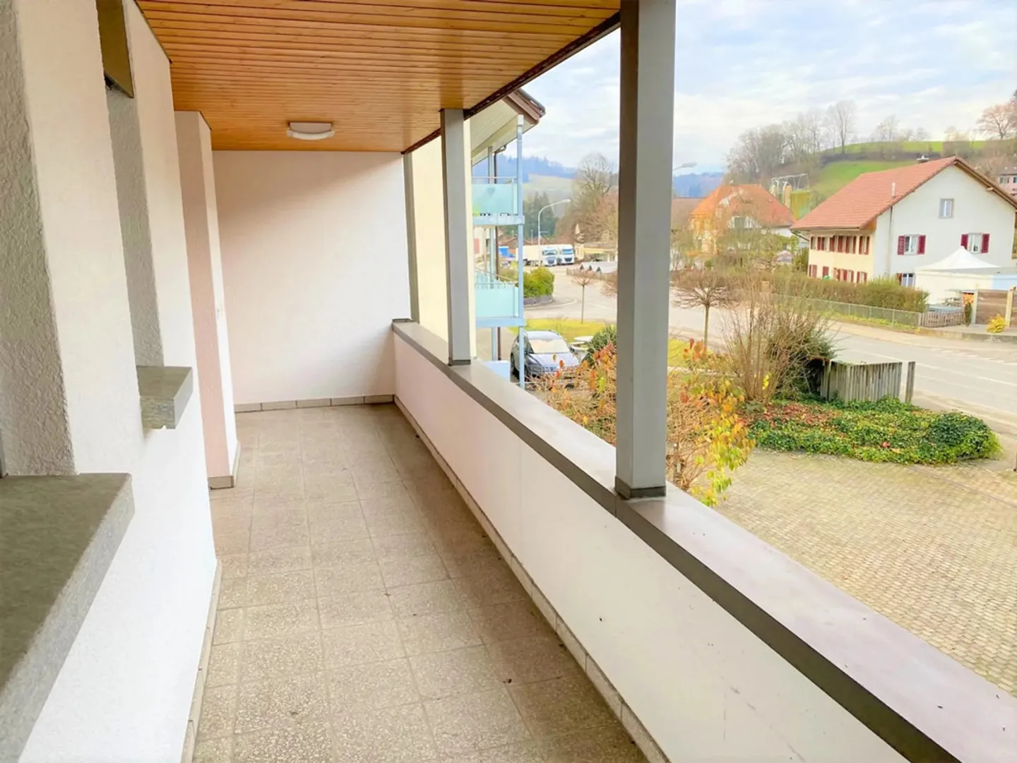 Grande appartement de 2,5 pièces avec vue, près de la gare, Volg, médecin, école - Photo 8 sur 13