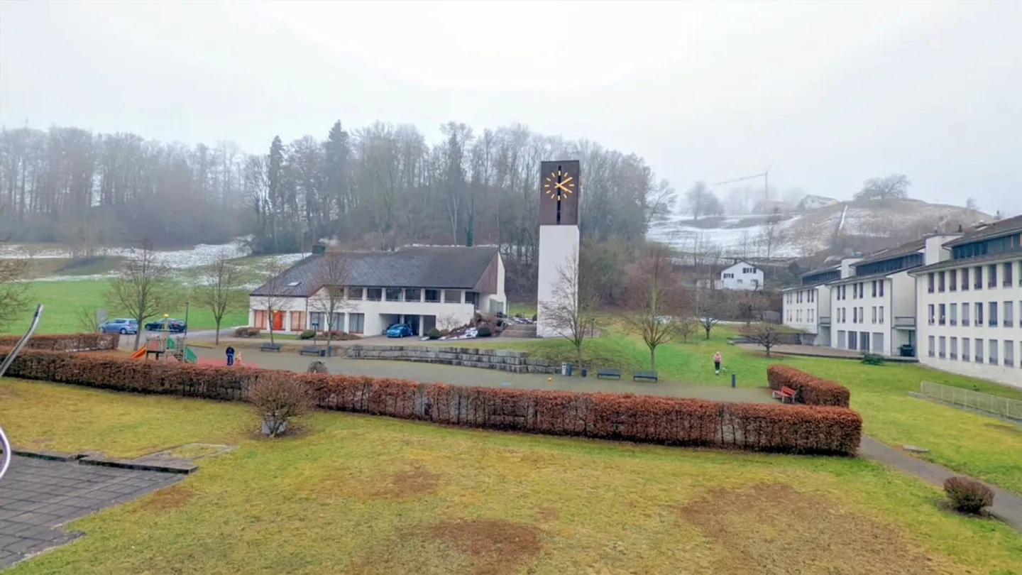 Grande appartement de 2,5 pièces avec vue, près de la gare, Volg, médecin, école - Photo 11 sur 13
