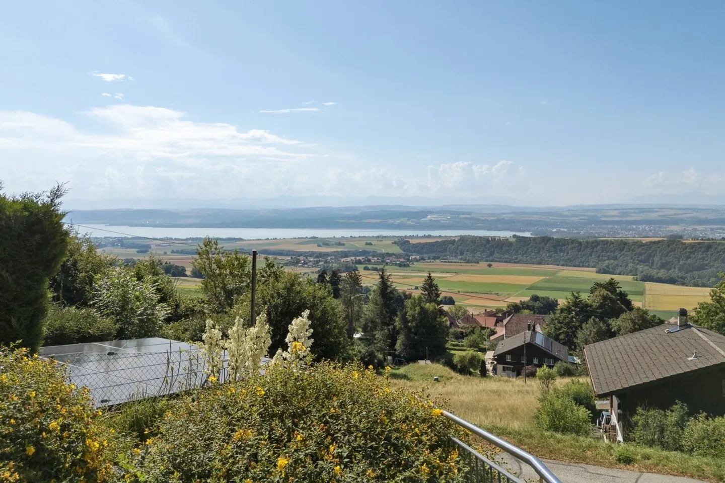 Villa indipendente con vista mozzafiato sul lago di Neuchâtel - Foto 3 di 12