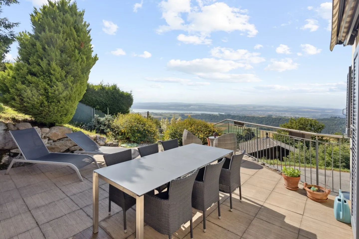 Villa indipendente con vista mozzafiato sul lago di Neuchâtel - Foto 2 di 12