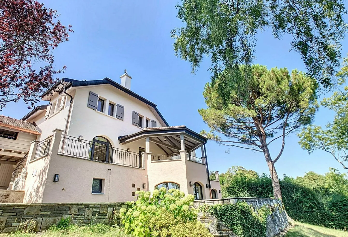 SUPERB CHARMING RENOVATED HOUSE - LAKE VIEW - Photo 1 of 1