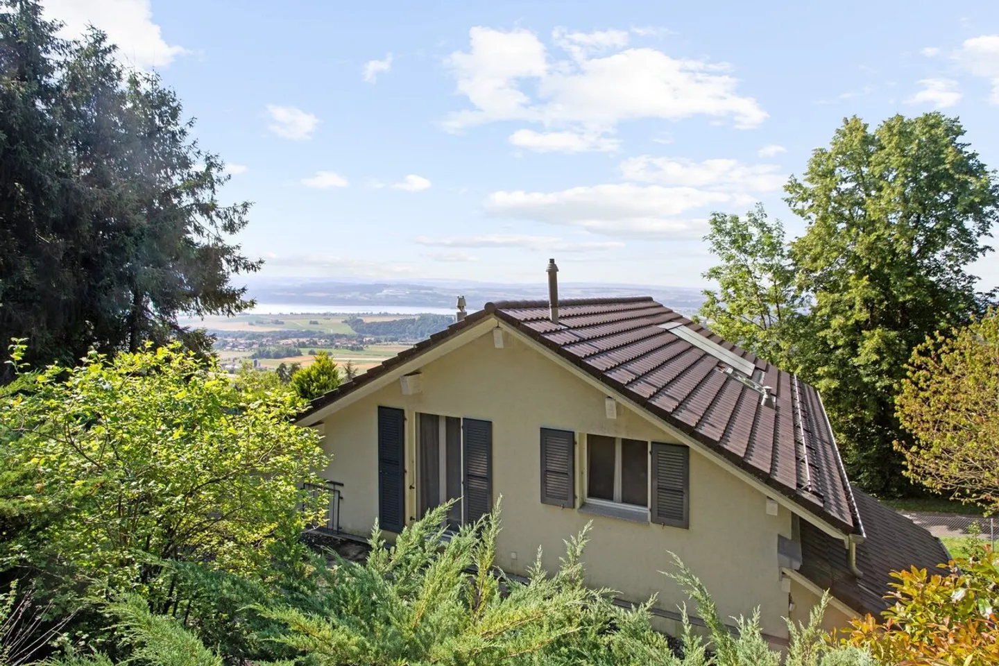Villa indipendente con vista mozzafiato sul lago di Neuchâtel - Foto 1 di 12