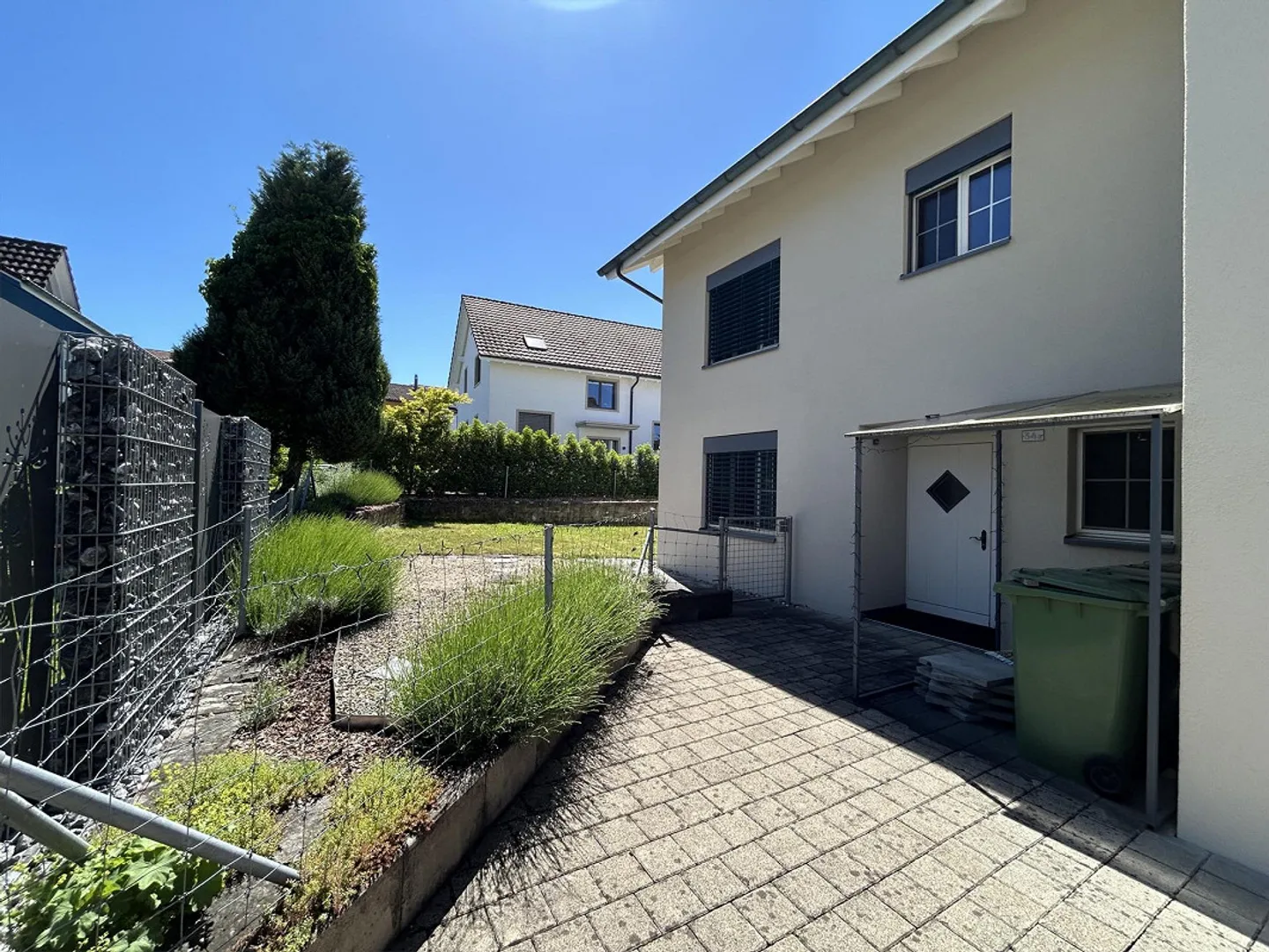 Casa ben tenuta con bel giardino - Foto 3 di 19
