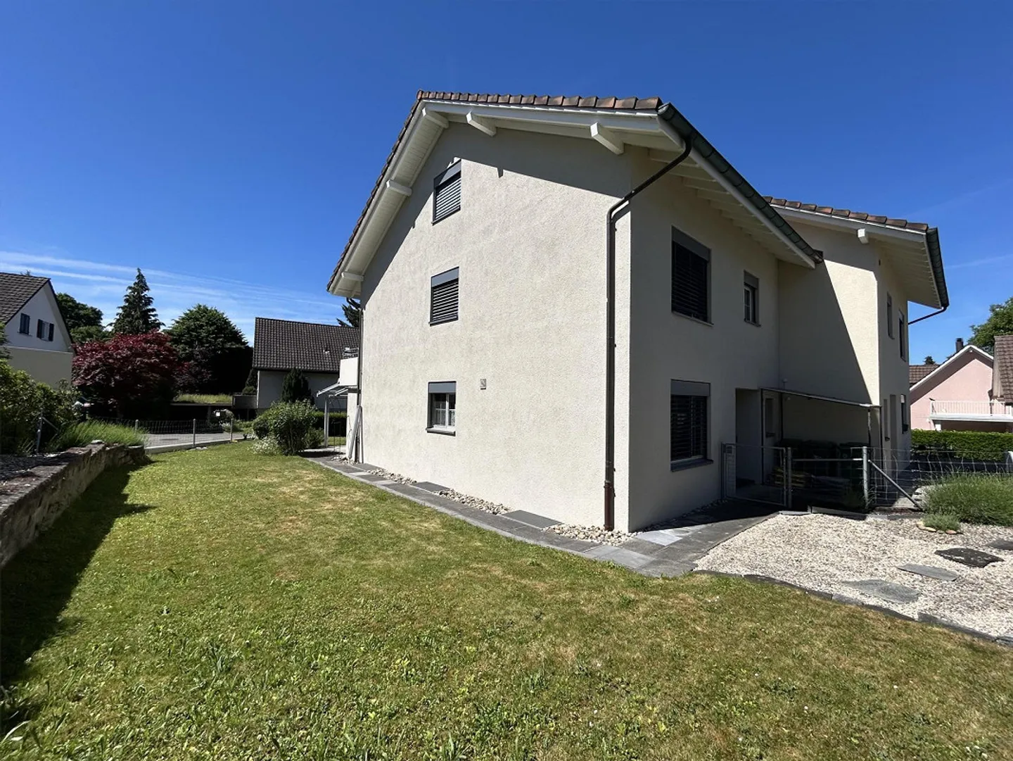 Casa ben tenuta con bel giardino - Foto 4 di 19