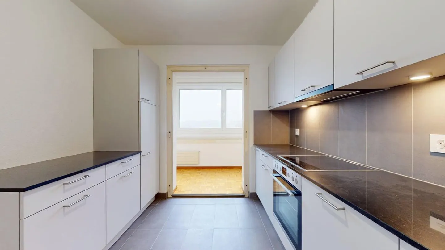 A large 4.5-room apartment for rent on the 6th floor - Photo 2 of 8