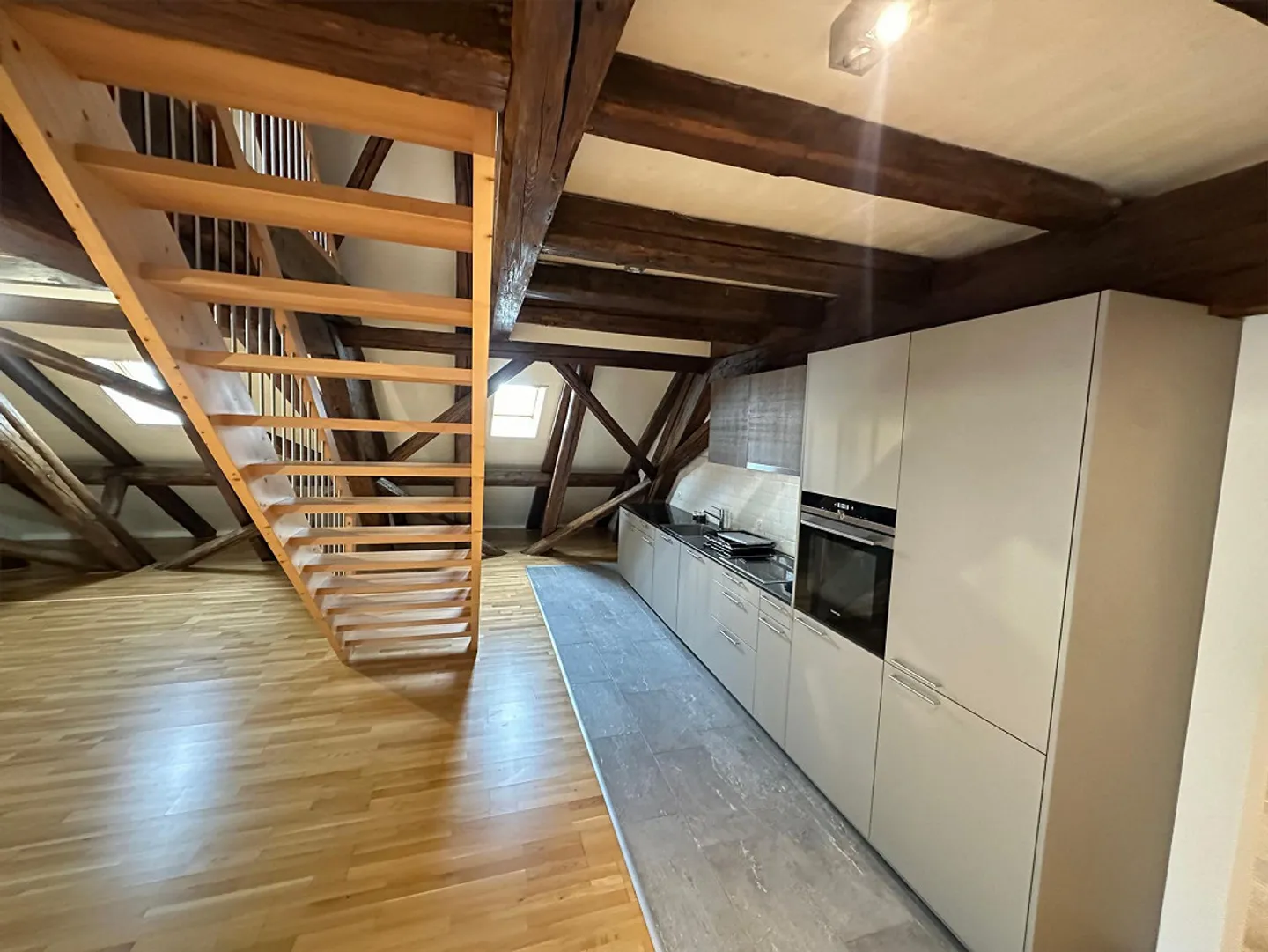 Spacious 5.5-room maisonette apartment with plenty of wood and charm - Photo 3 of 8