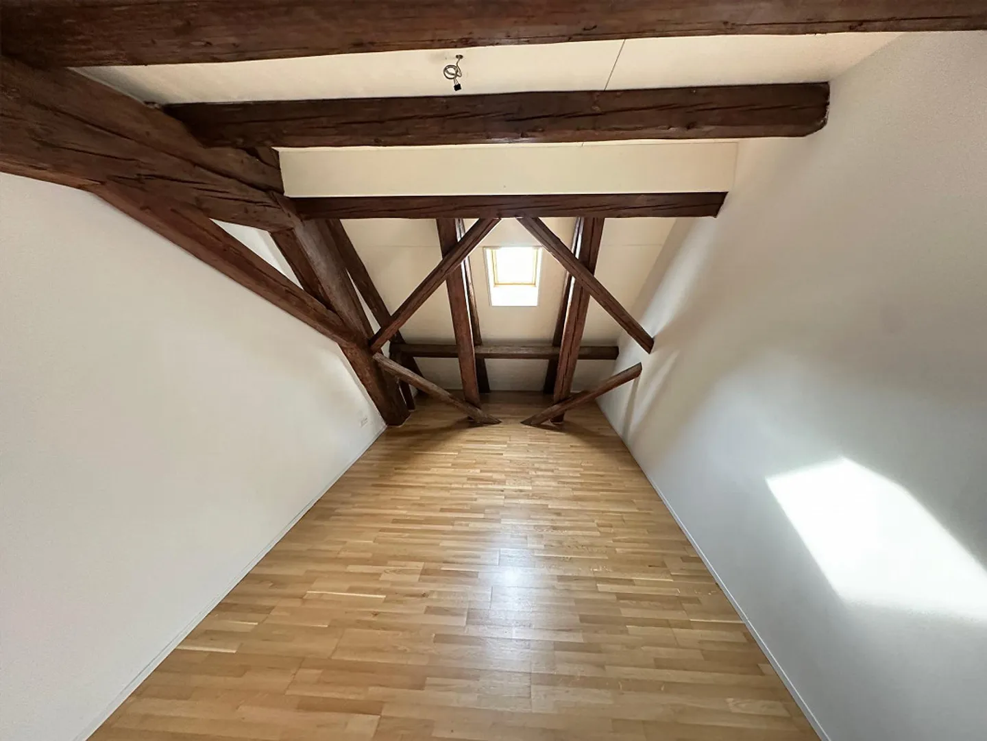 Spacious 5.5-room maisonette apartment with plenty of wood and charm - Photo 4 of 8