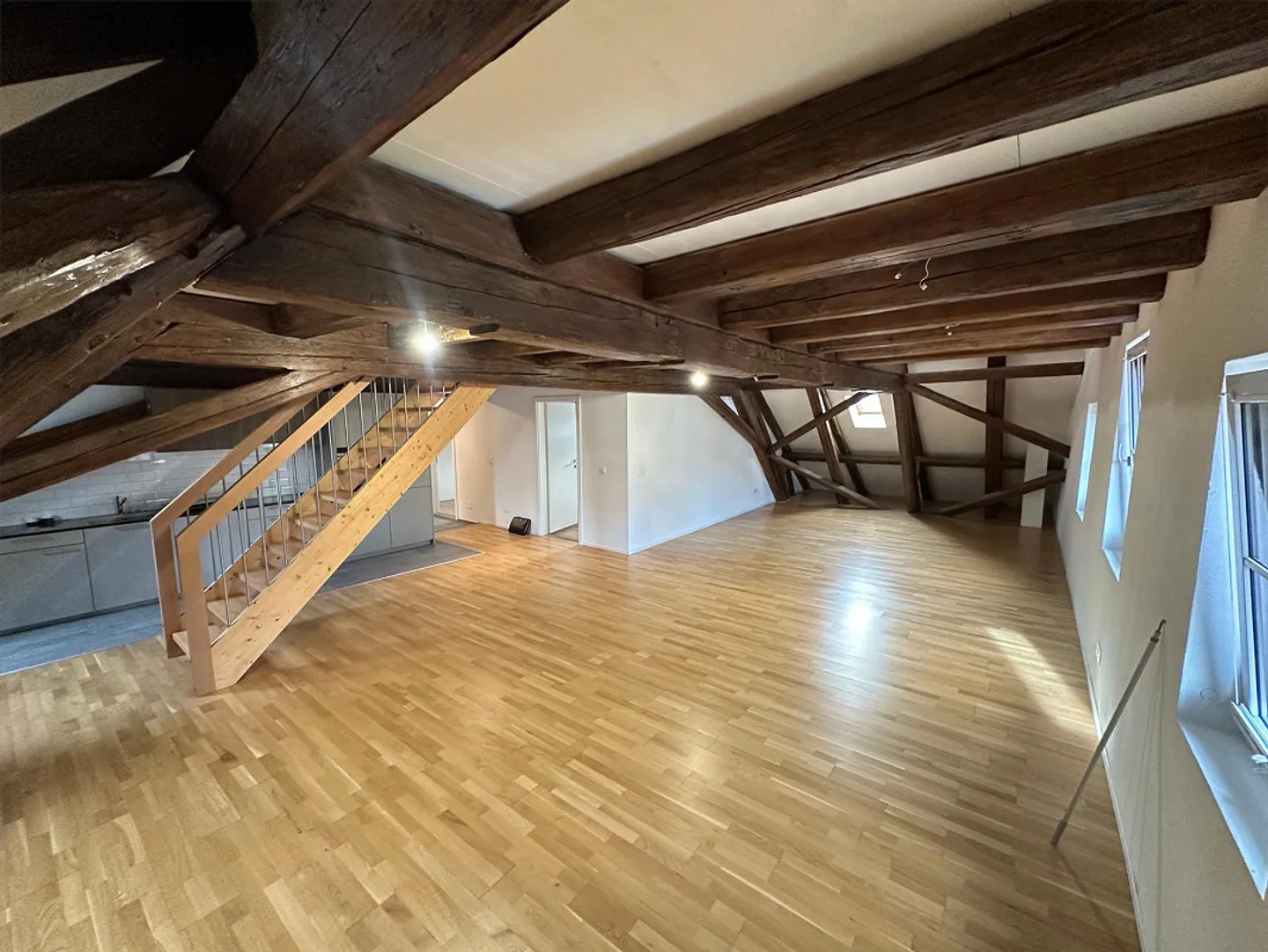 Spacious 5.5-room maisonette apartment with plenty of wood and charm - Photo 2 of 8