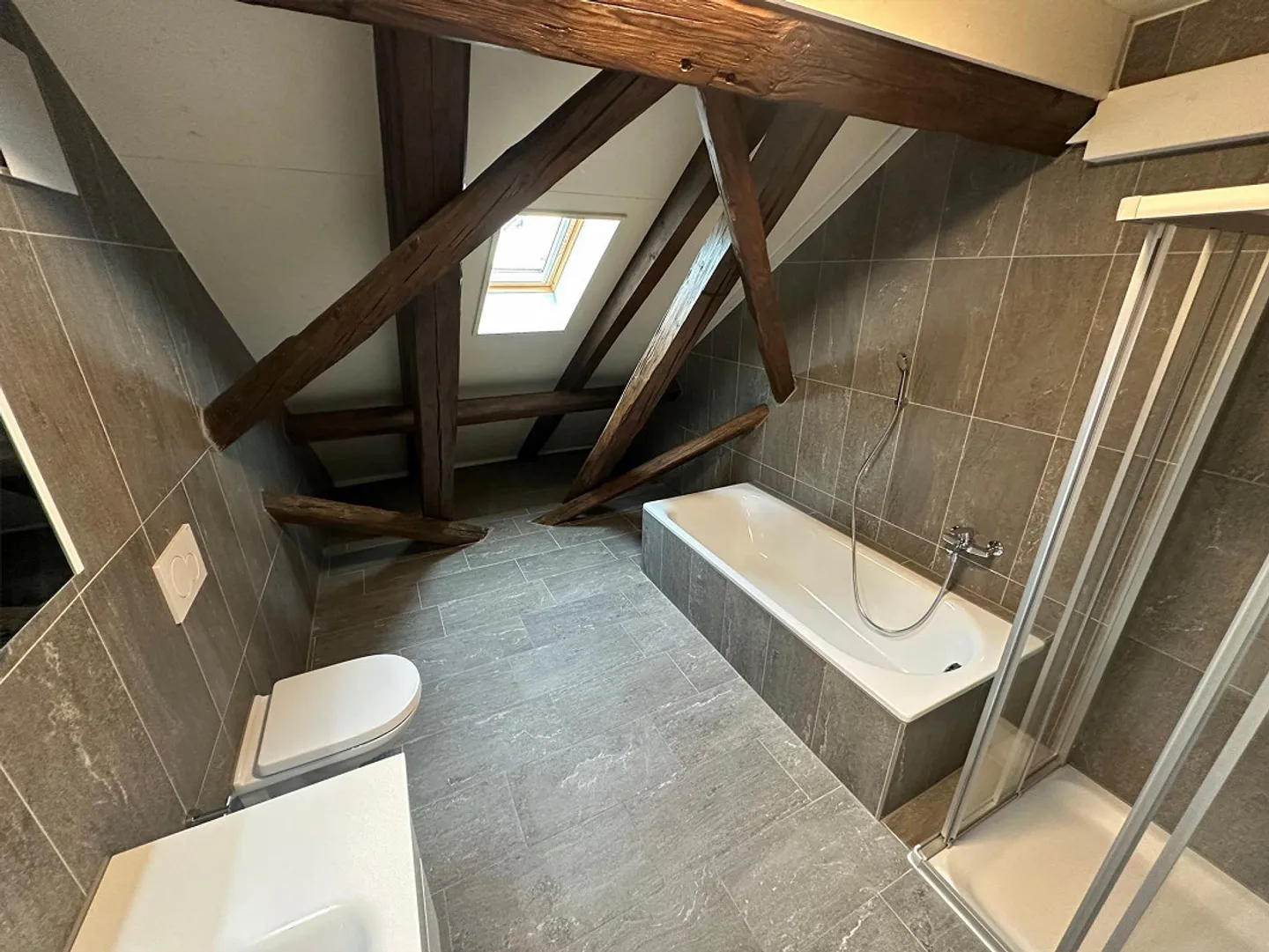 Spacious 5.5-room maisonette apartment with plenty of wood and charm - Photo 5 of 8