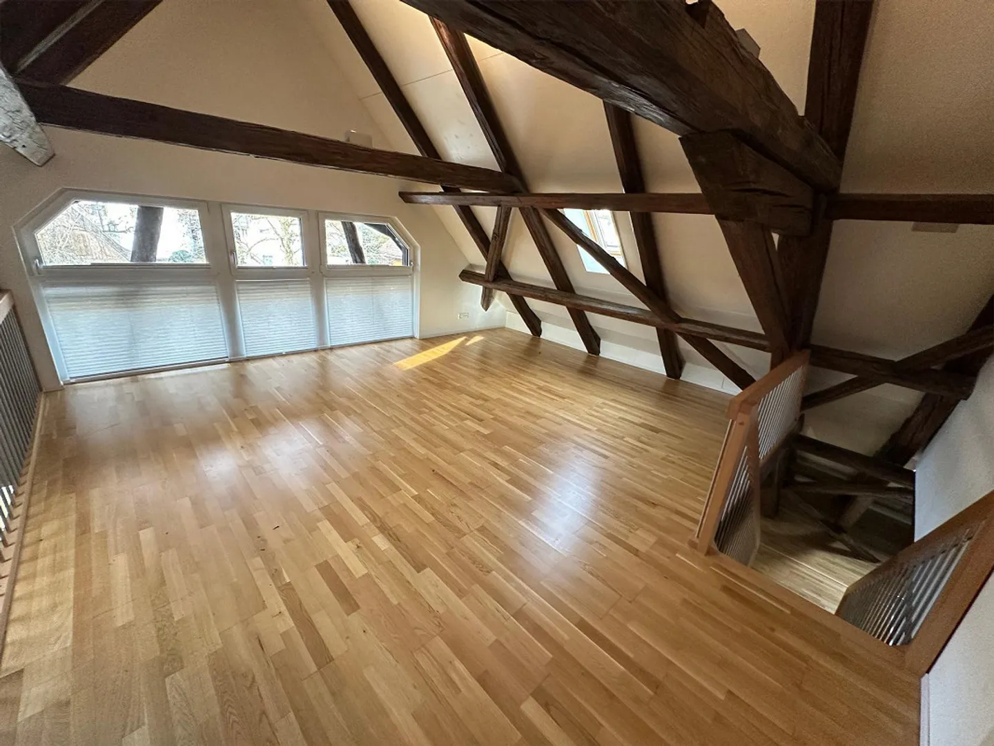 Spacious 5.5-room maisonette apartment with plenty of wood and charm - Photo 6 of 8