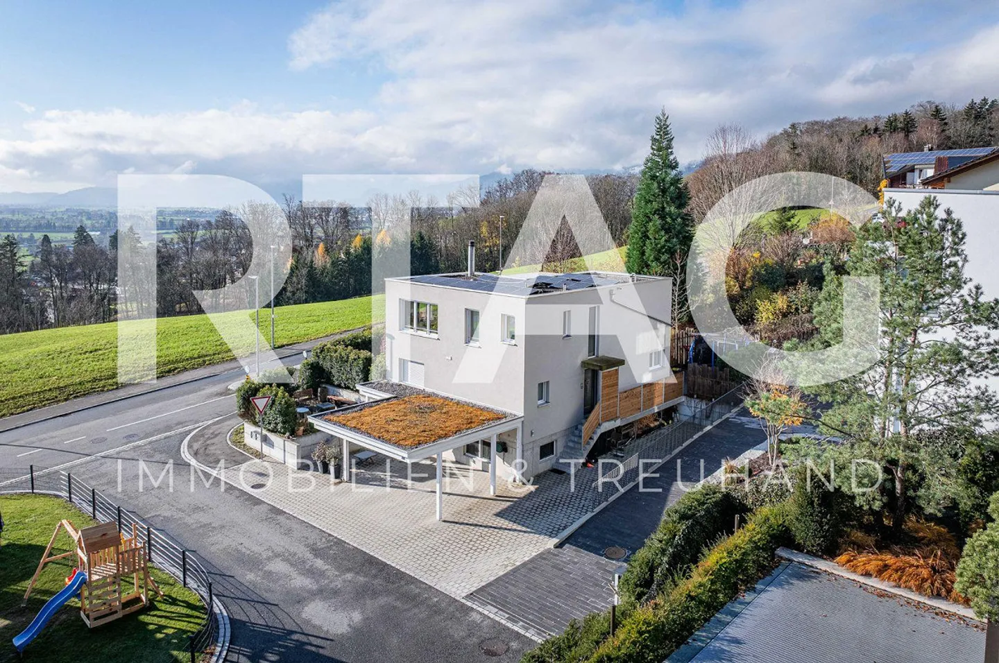 Single-family house with a separate apartment - Photo 1 of 13