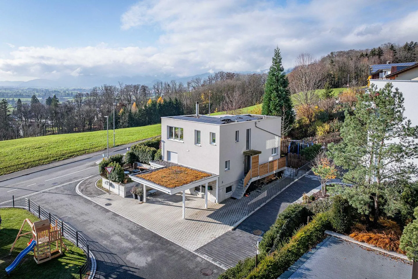 Single-family house with a separate apartment - Photo 2 of 13