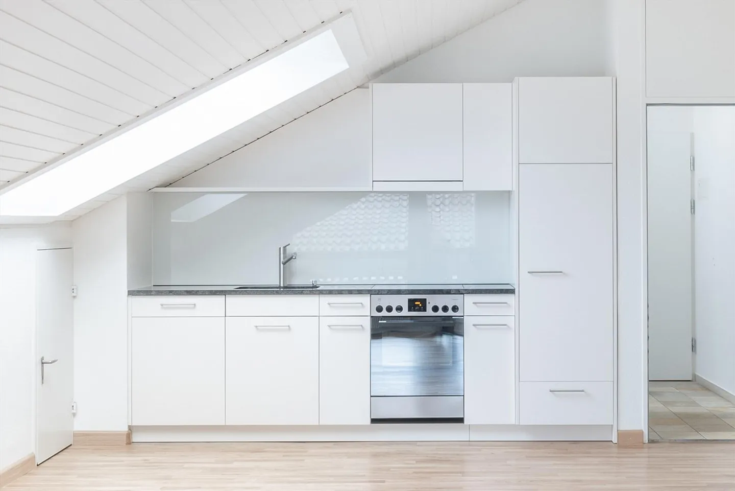 Renovated 2.5-room attic apartment 86m2 in a central location - Photo 3 of 8