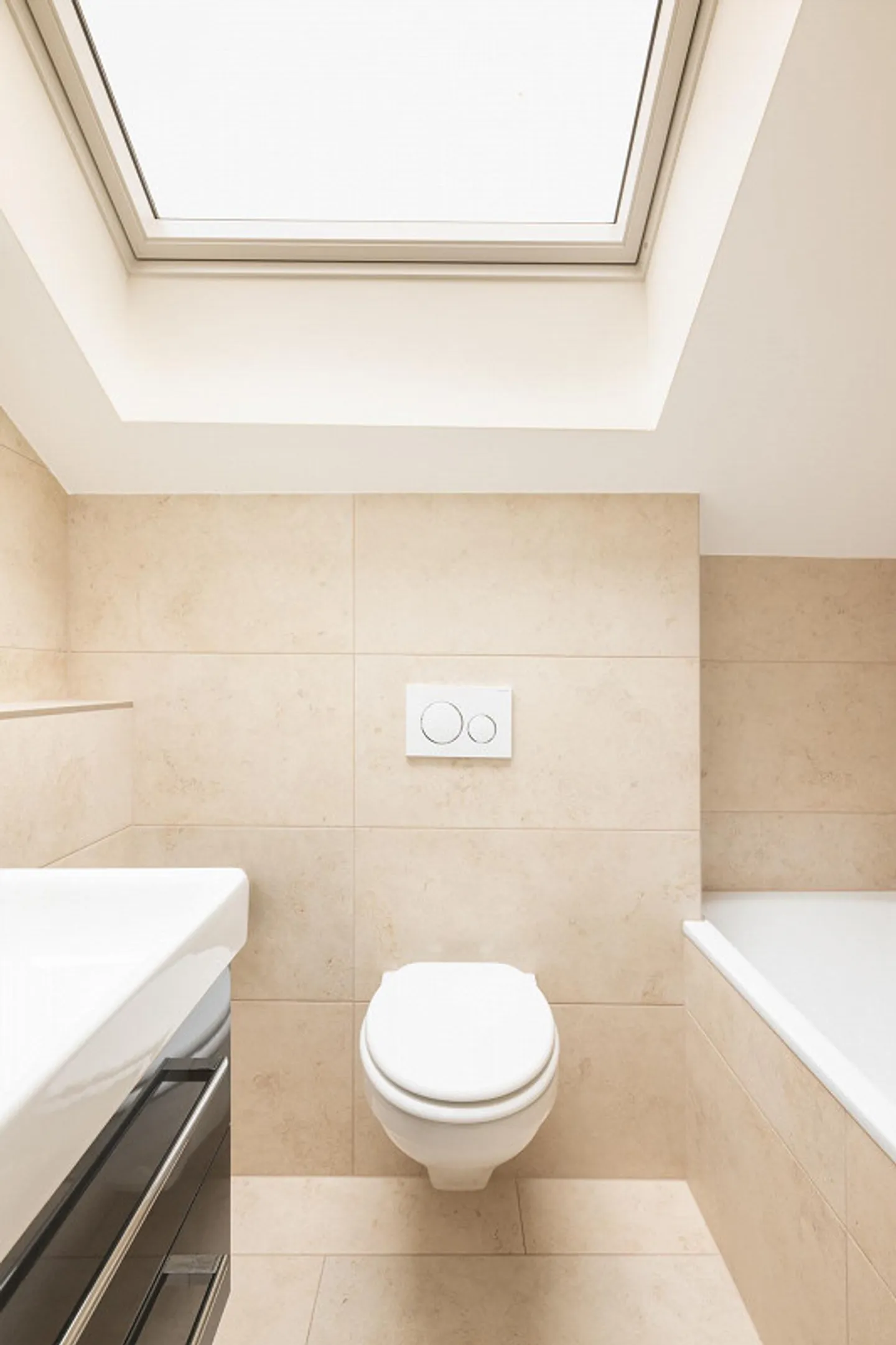 Renovated 2.5-room attic apartment 86m2 in a central location - Photo 4 of 8