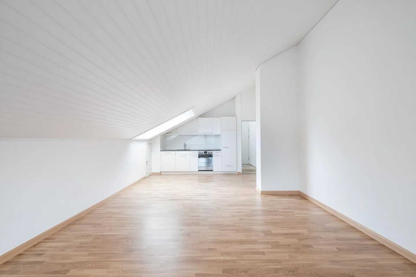 Renovated 2.5-room attic apartment 86m2 in a central location - Photo 5 of 8