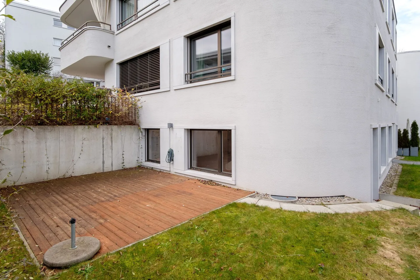 Appartement de jardin moderne 2.5 pièces (139.5m2) dans le quartier 7 - Photo 3 sur 18