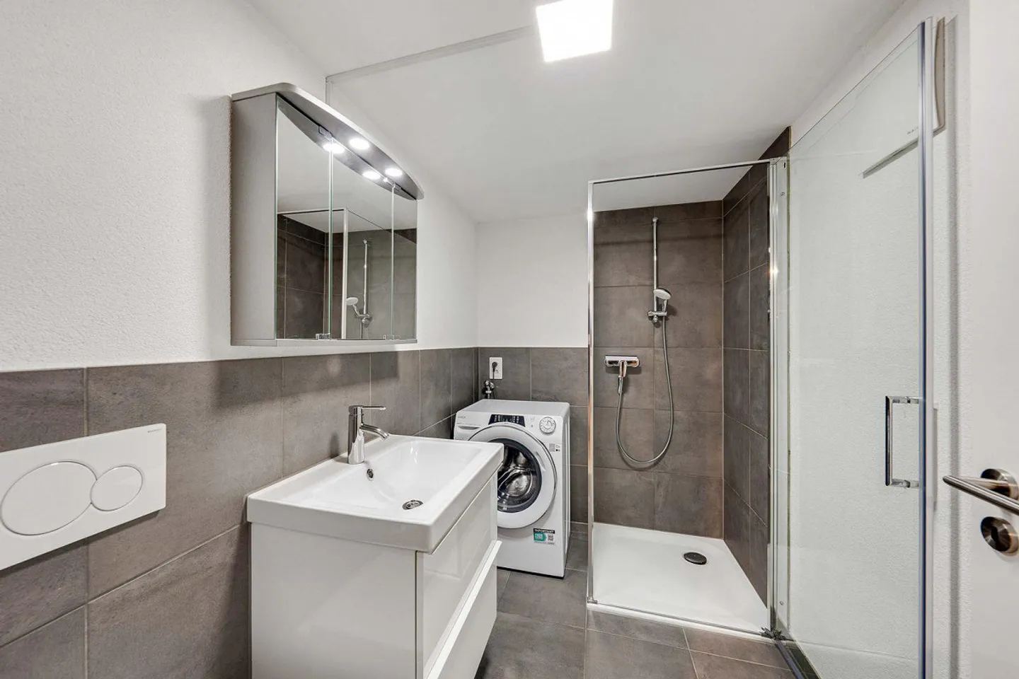 Single-family house with a separate apartment - Photo 11 of 13