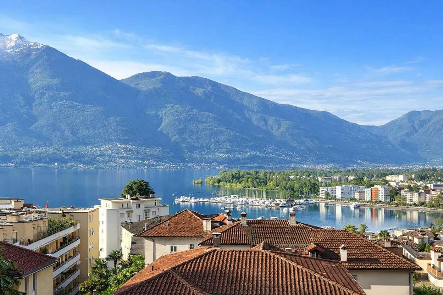Muralto - Elegant 4.5 Room Apartment with 150 m2 and Lake View - Photo 1 of 12