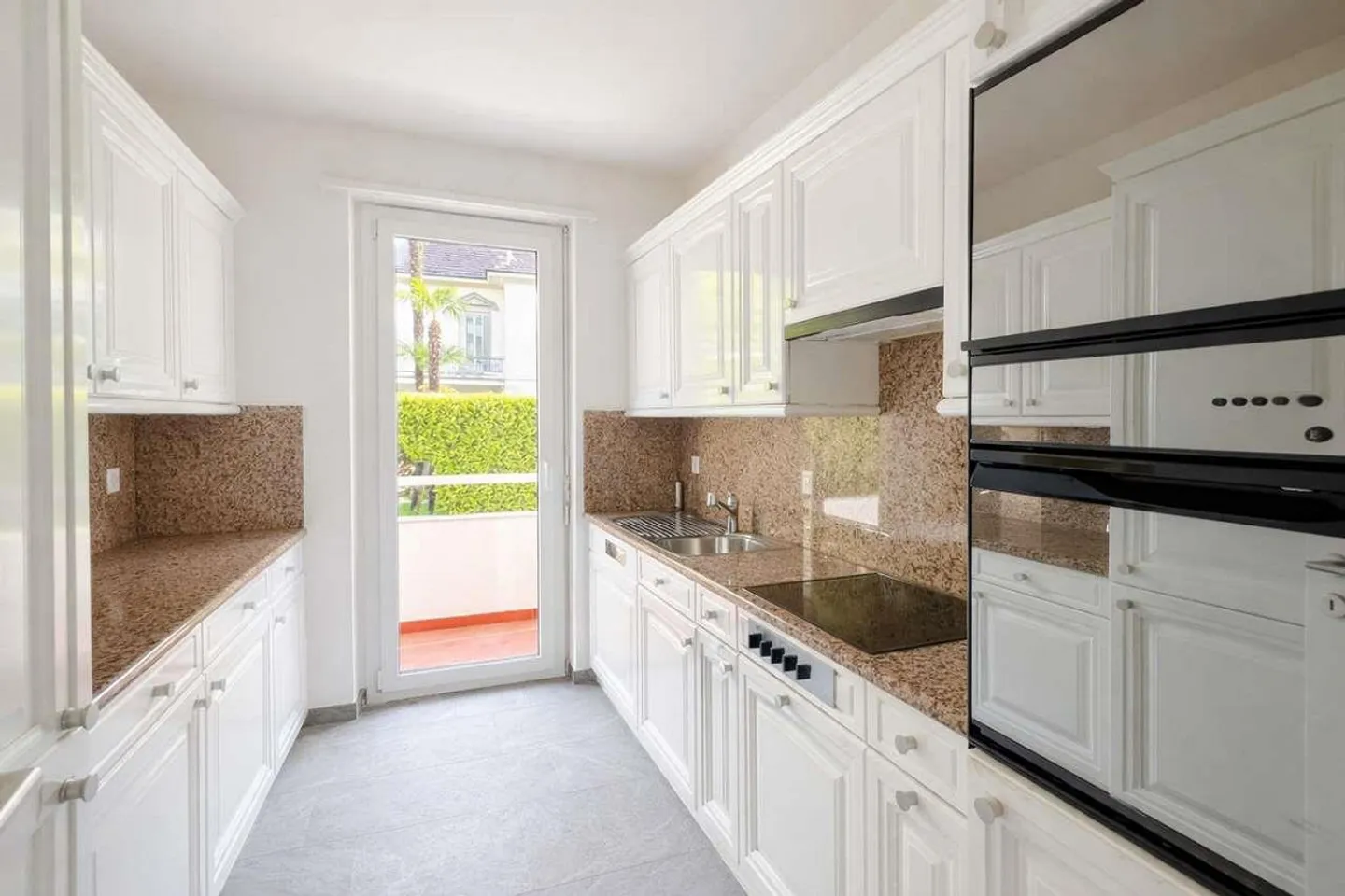 Muralto - Elegant 4.5 Room Apartment with 150 m2 and Lake View - Photo 6 of 12