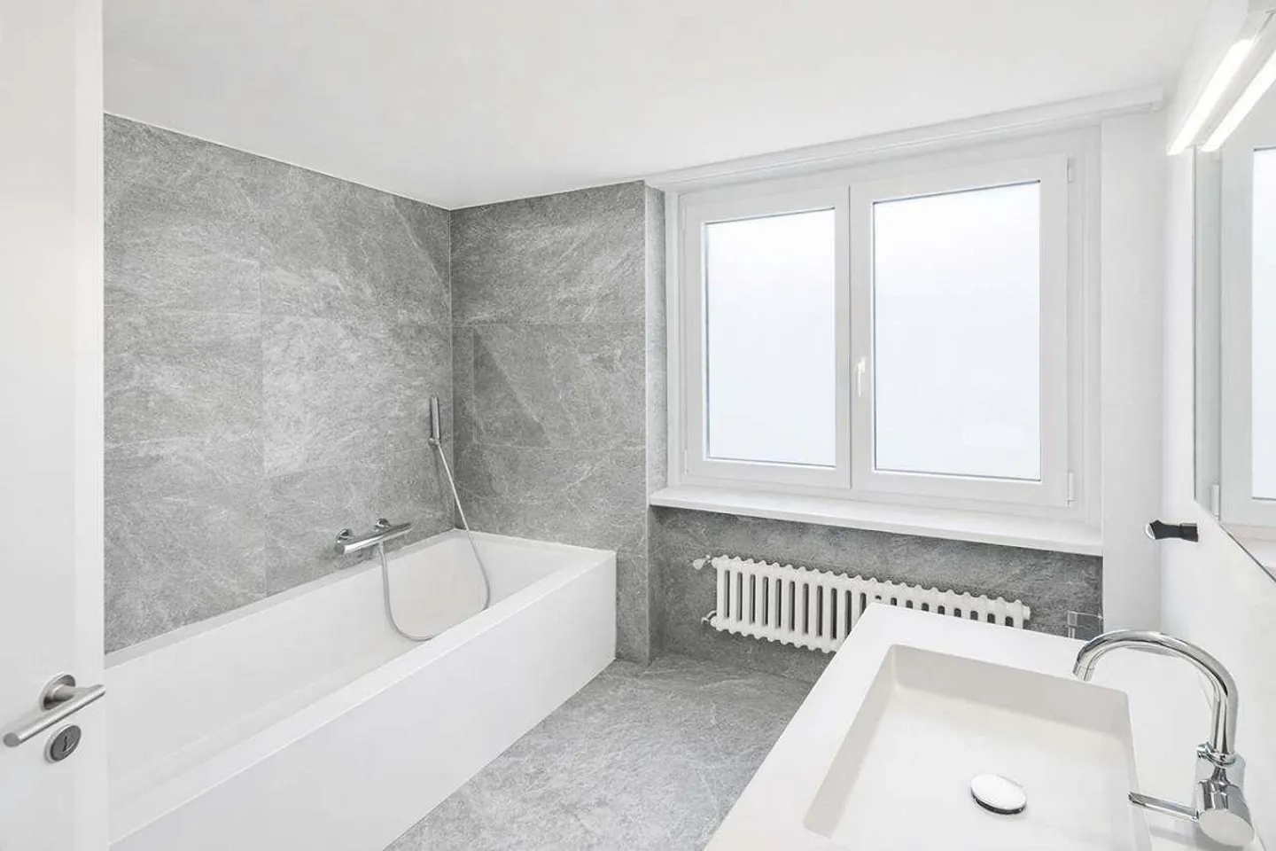 Muralto - Elegant 4.5 Room Apartment with 150 m2 and Lake View - Photo 8 of 12