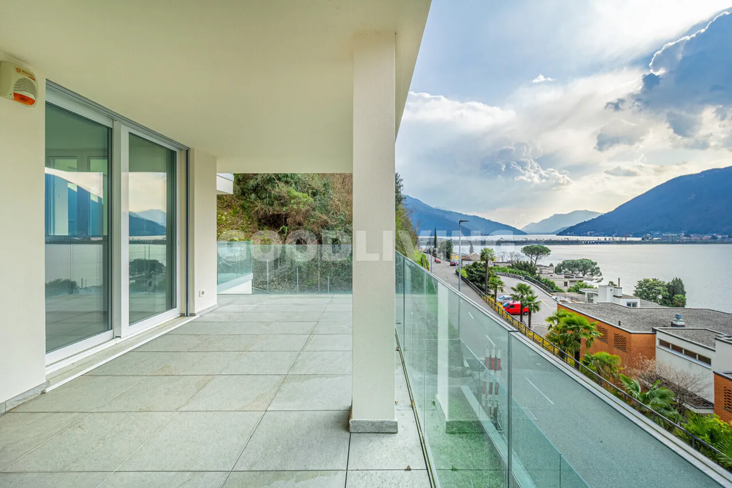 328 m² stilvolles Wohnen mit Privatsphäre &amp; Panorama-Seesicht - Foto 1 von 7