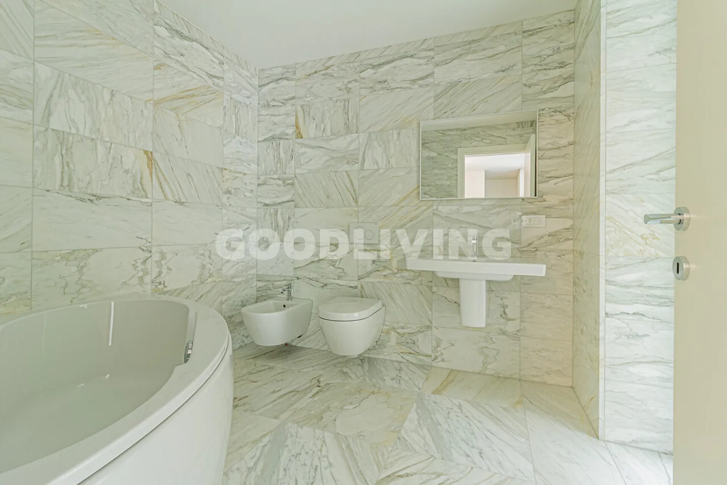 328 m² stilvolles Wohnen mit Privatsphäre &amp; Panorama-Seesicht - Foto 5 von 7