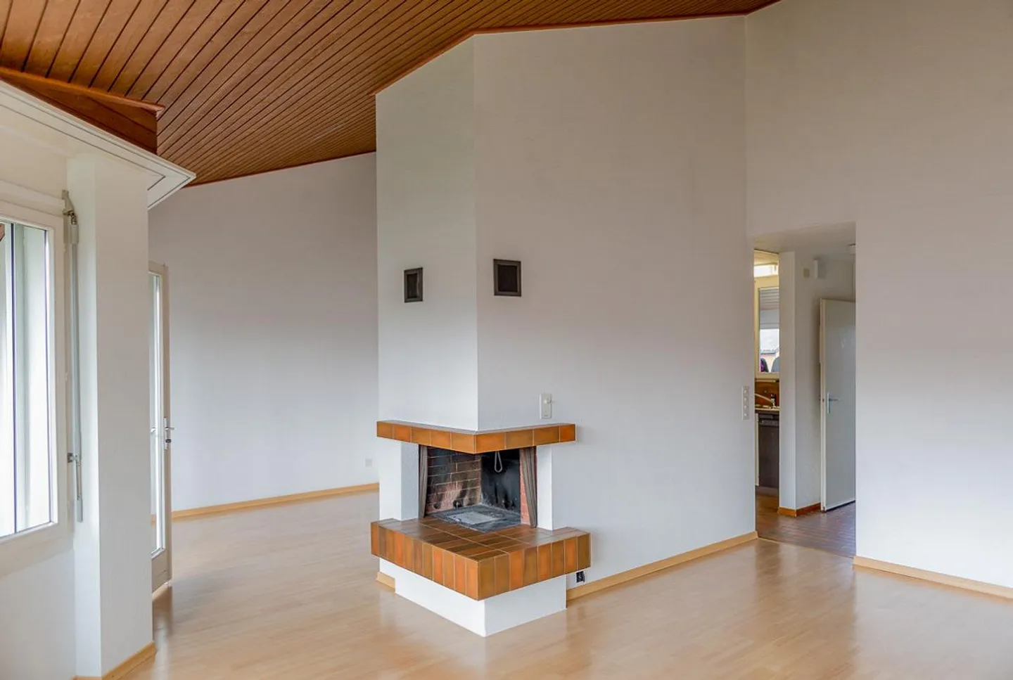 Appartement lumineux de 4,5 pièces avec cheminée confortable, limité jusqu'au 30.... - Photo 1 sur 8