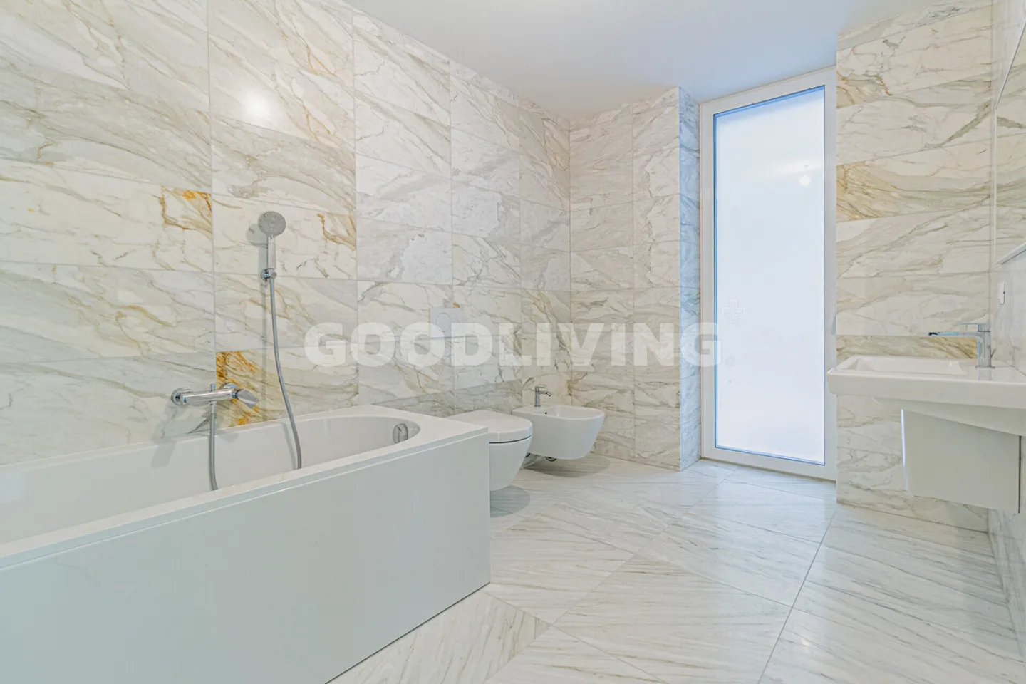 328 m² stilvolles Wohnen mit Privatsphäre &amp; Panorama-Seesicht - Foto 7 von 7