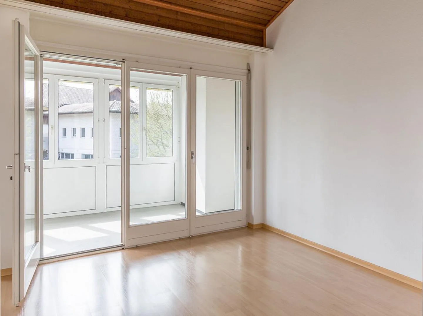 Appartement lumineux de 4,5 pièces avec cheminée confortable, limité jusqu'au 30.... - Photo 2 sur 8