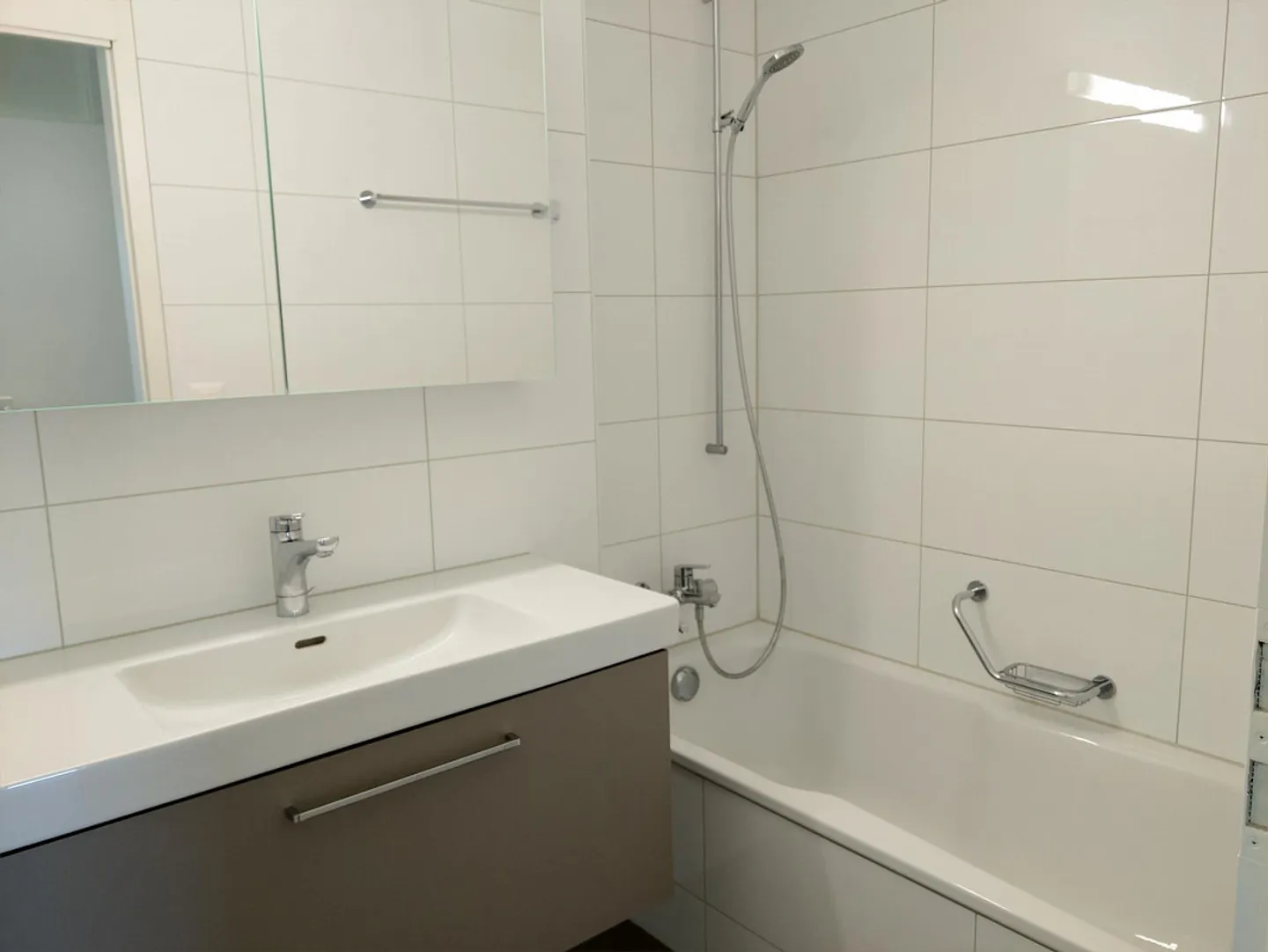 Appartement lumineux de 4,5 pièces avec cheminée confortable, limité jusqu'au 30.... - Photo 4 sur 8