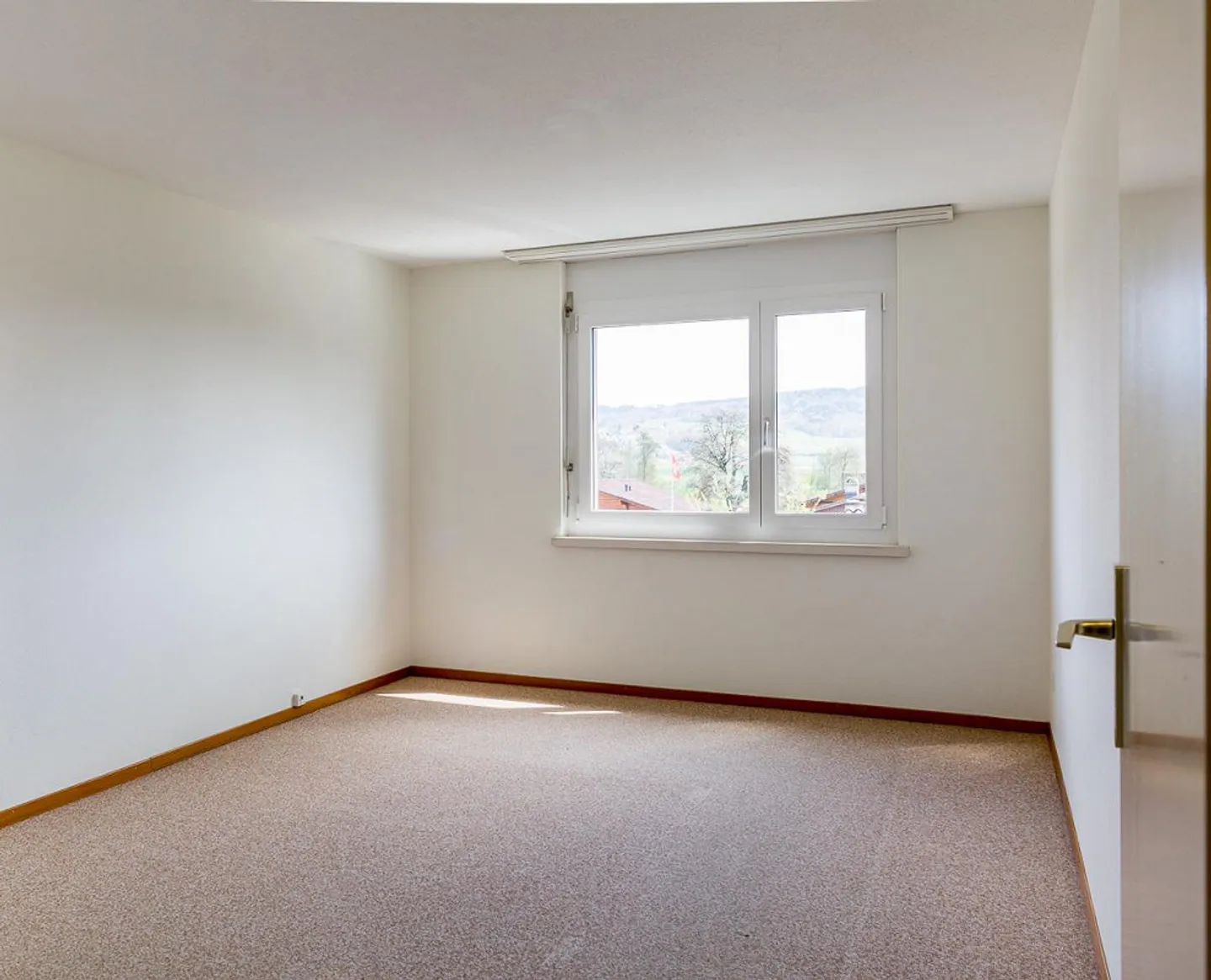 Appartement lumineux de 4,5 pièces avec cheminée confortable, limité jusqu'au 30.... - Photo 5 sur 8