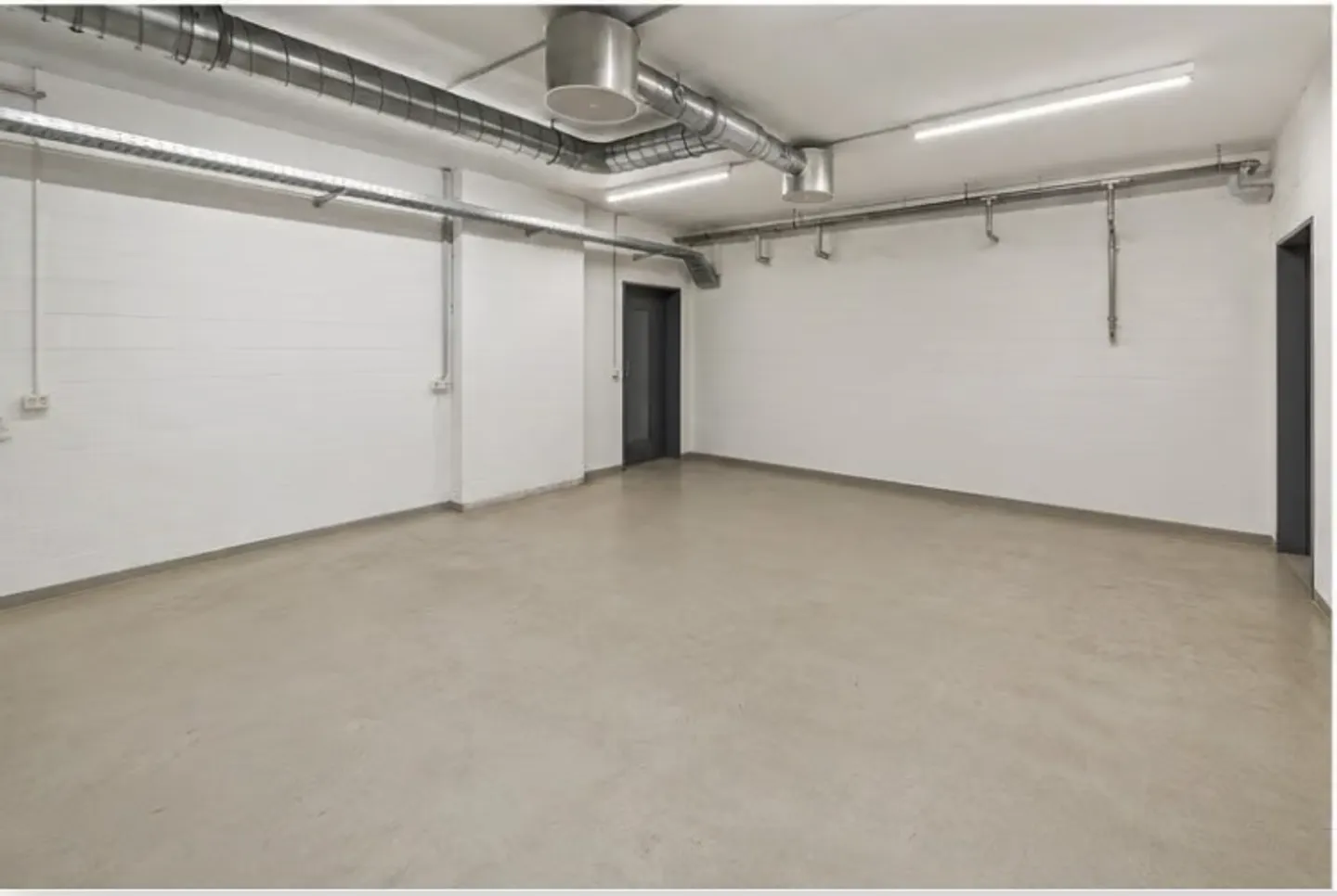 Espaces commerciaux, d'atelier et de stockage polyvalents au rez-de-chaussée - Photo 2 sur 4