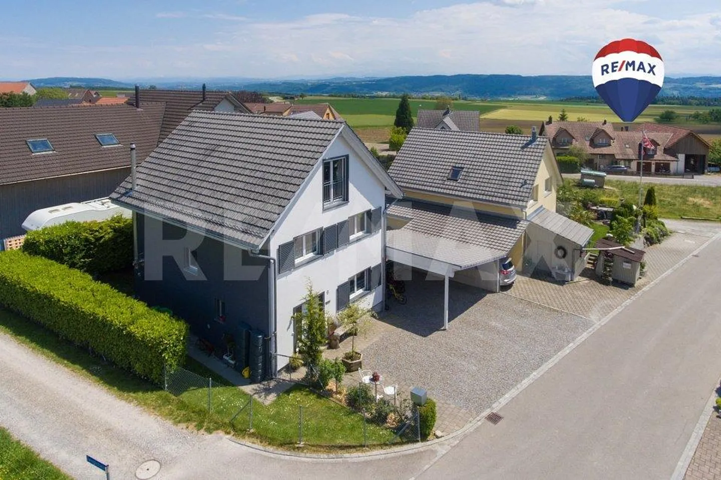 Geräumiges Familienhaus in ruhiger Lage - Foto 1 von 13