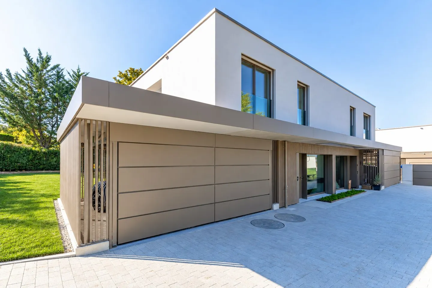 Elegant Contemporary Villa - Photo 2 of 12