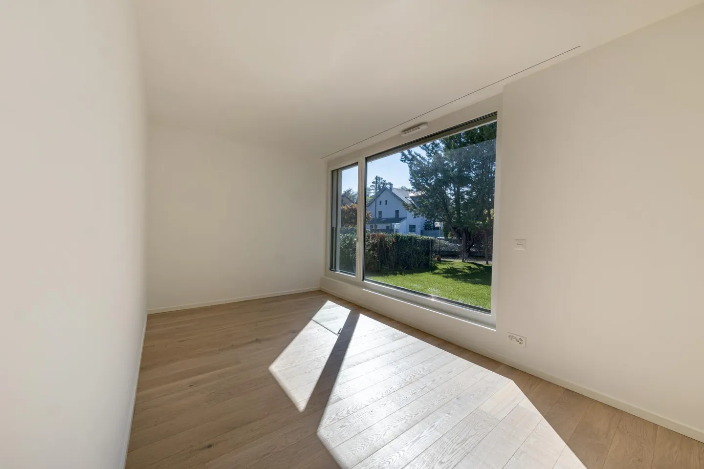 Elegant Contemporary Villa - Photo 8 of 12