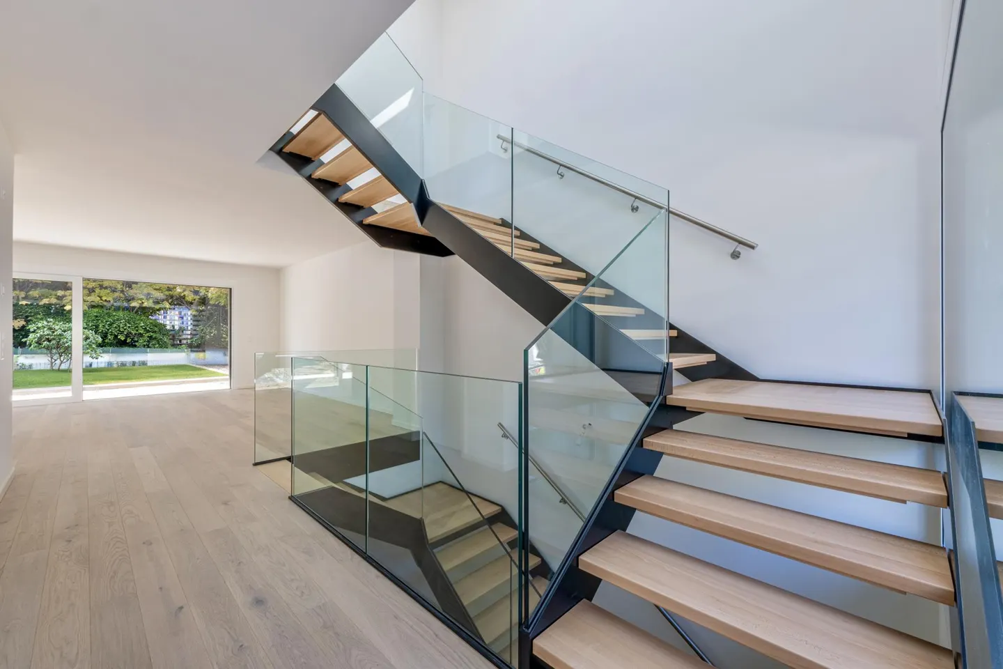 Elegant Contemporary Villa - Photo 5 of 12