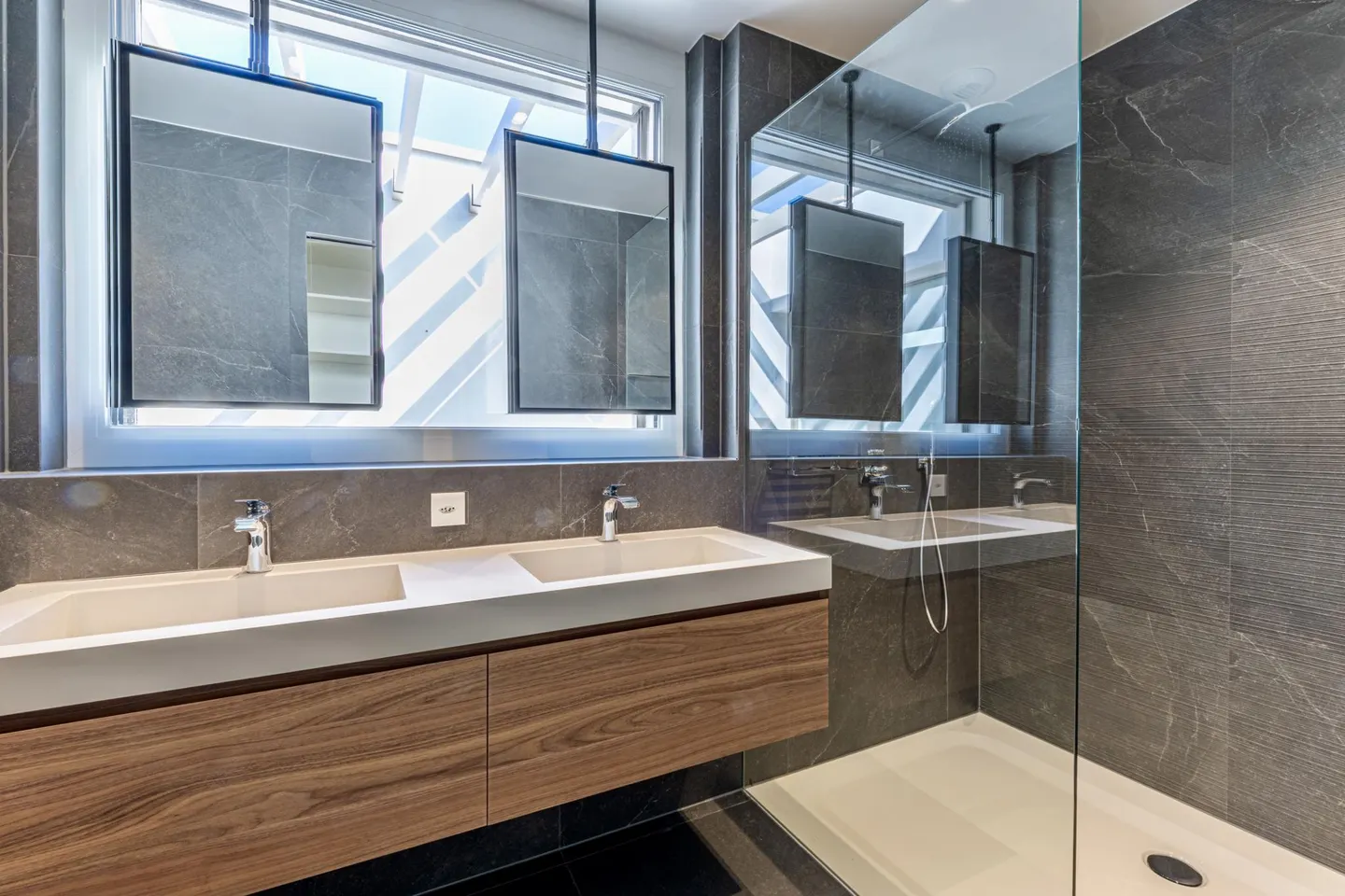 Elegant Contemporary Villa - Photo 10 of 12